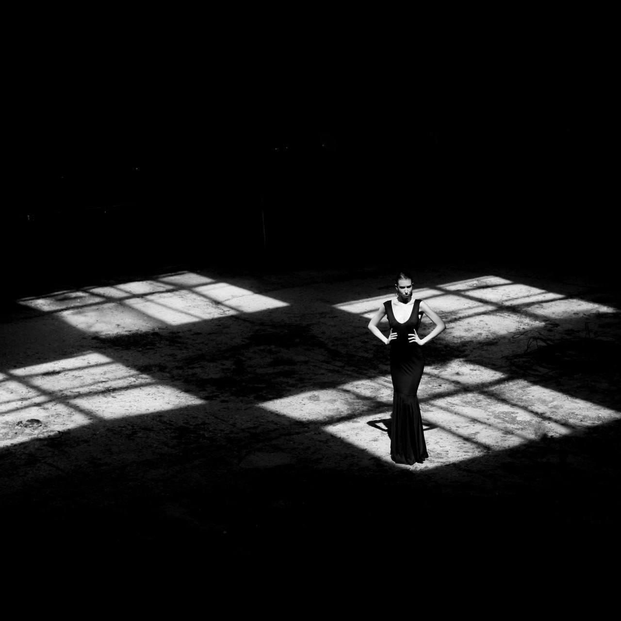 "Queen 2" Photographie en noir et blanc 39" x 39" en édition 2/3 par Olha Stepanian

Imprimé sur du papier professionnel Epson
Signé et numéroté par l'artiste. 

Non encadré. Livré dans un tube. 

Tailles disponibles :	
Édition de 15 exemplaires