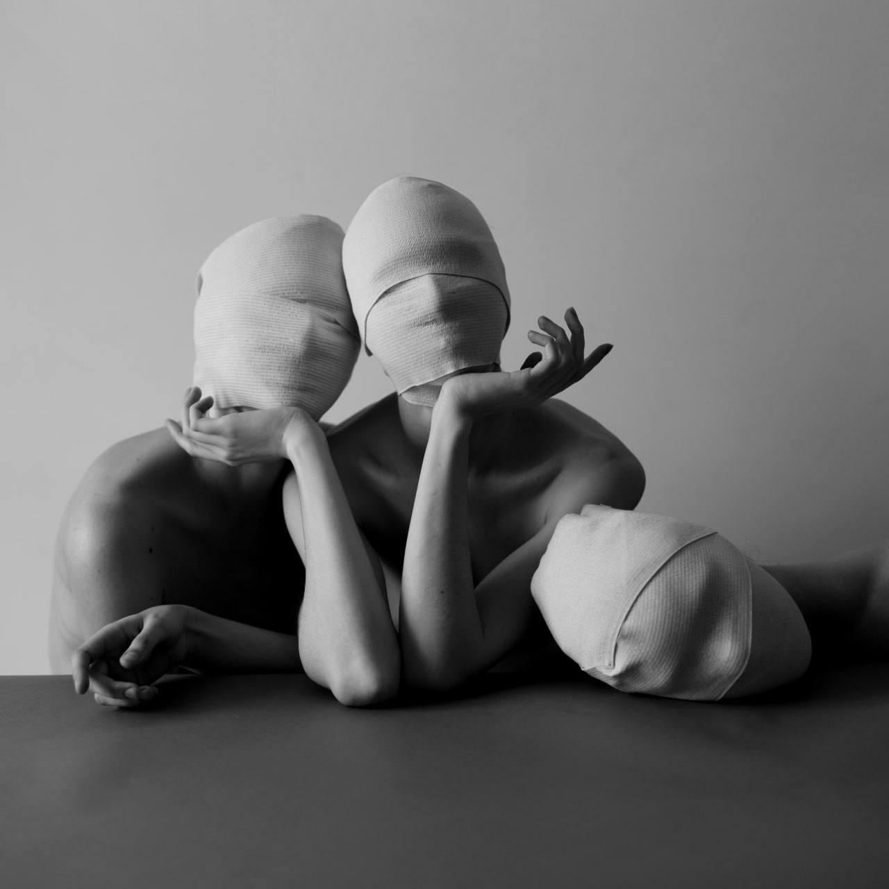 "Real 3" Fotografia in bianco e nero 39" x 39" in edizione 1/3 di Olha Stepanian

Stampato su carta professionale Epson
Firmato e numerato dall'artista 

Non incorniciato. Viene spedito in un tubo. 

Taglie disponibili:	
Edizione di 15