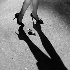 "Shot" Photographie en noir et blanc 39" x 39" en édition 1/3 par Olha Stepanian