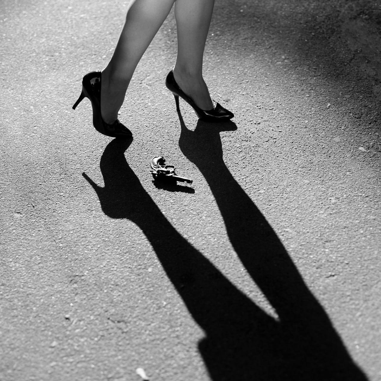 „Shot“ Schwarz-Weiß-Fotografie 39" x 39" in Auflage 1/3 von Olha Stepanian