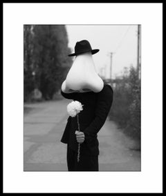 "Sniffer" Photographie en noir et blanc 39" x 31" in Ed. 1/7 par Olha Stepanian