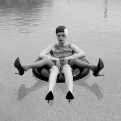 Photographie « Swimming Suit » de 39" x 39" en édition 1/3 d'Olha Stepanian