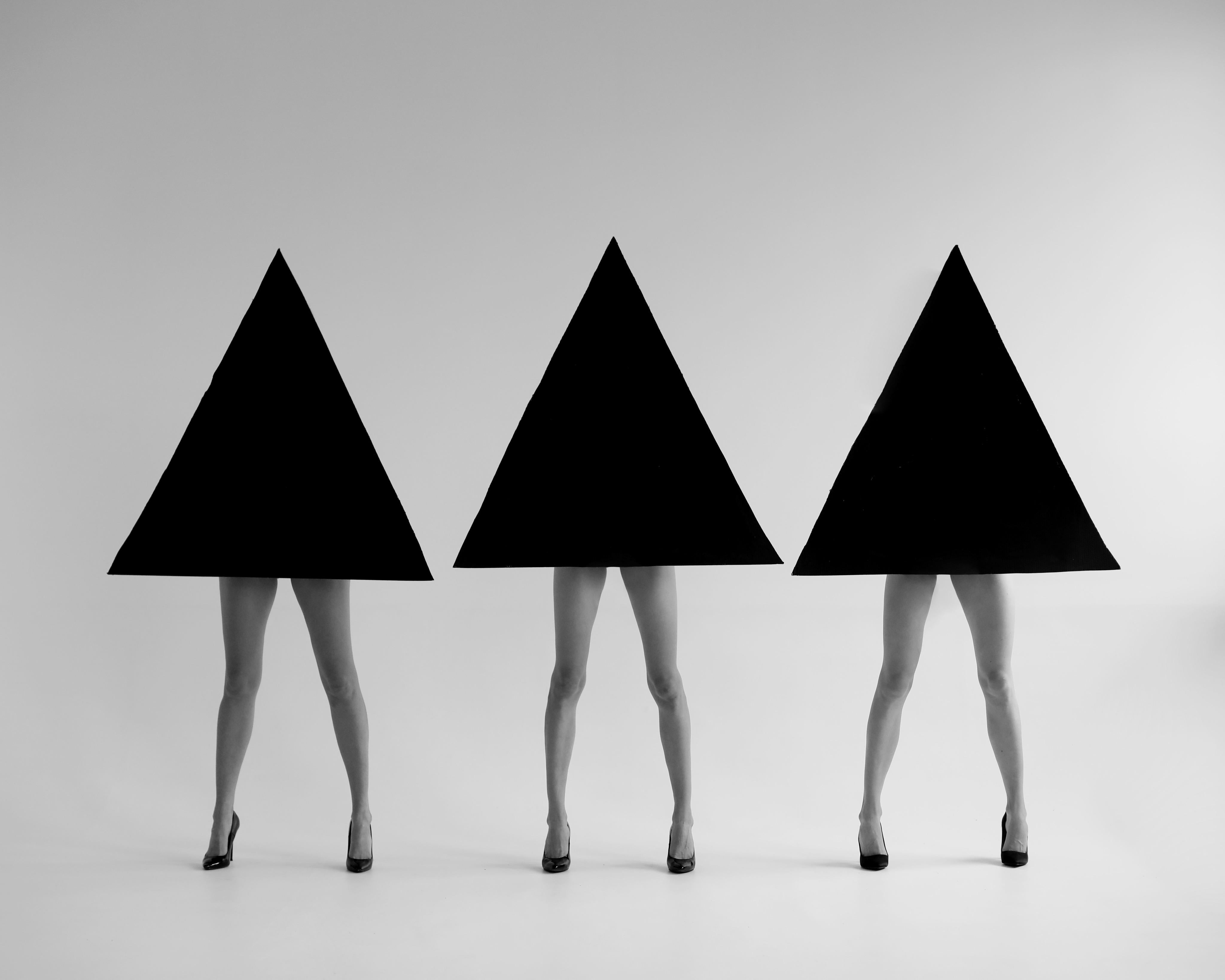 „Trio“ Schwarz-Weiß-Fotografie 24" x 28" Zoll Auflage von 15 Stück von Olha Stepanian

Gedruckt auf Epson Professional Papier 
Signiert und nummeriert vom Künstler   
Nicht gerahmt. Wird in einer Tube geliefert.    

Verfügbare Größen:	
Auflage von