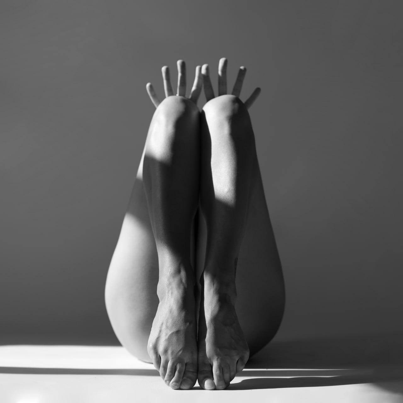 "W 2" Fotografia in bianco e nero da 39" x 39" pollici Edizione di 3 di Olha Stepanian
