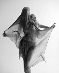 "Wet Stone" Fotografia in bianco e nero 39" x 31" in Ed. 1/7 di Olha Stepanian