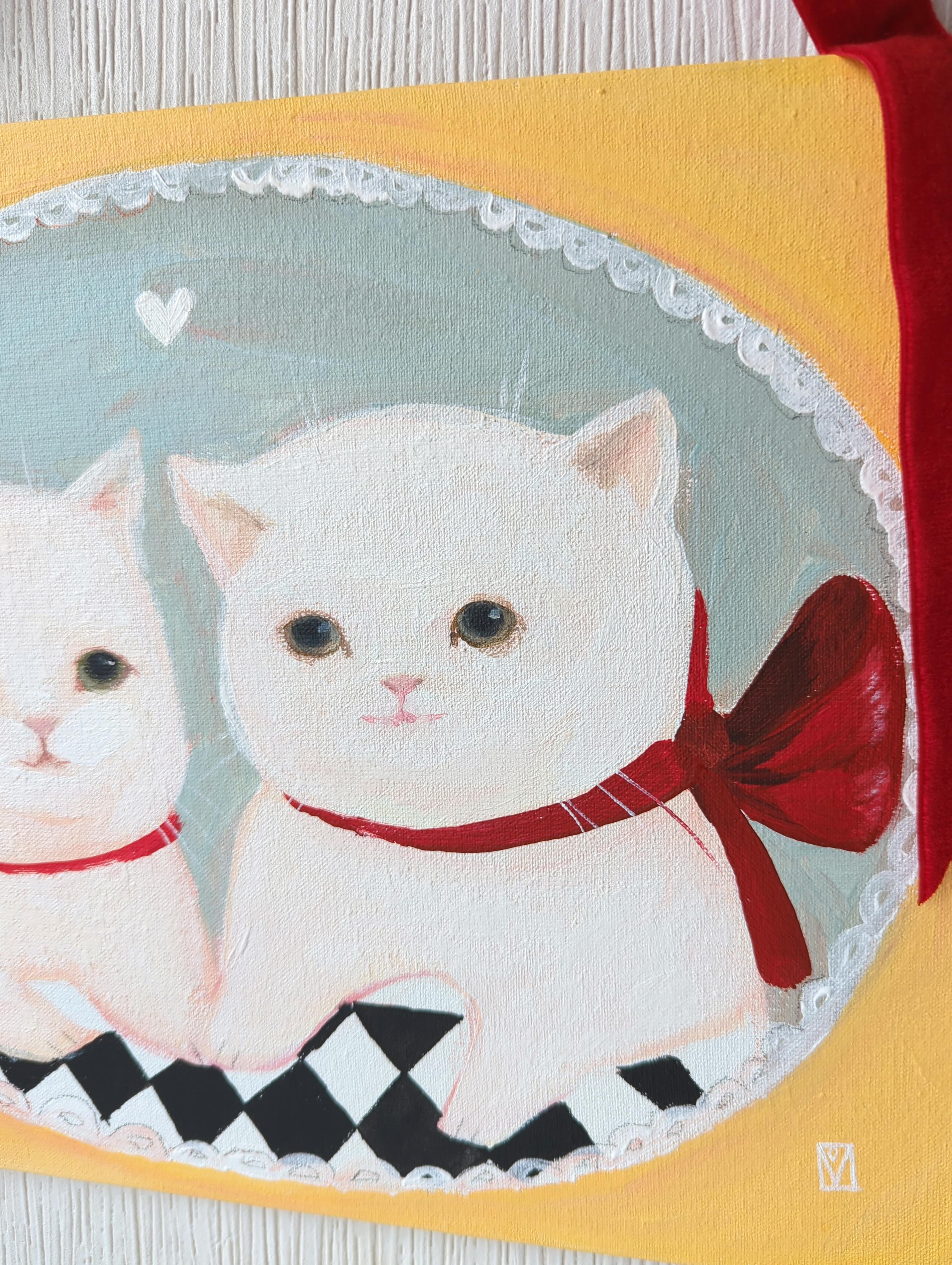 Esta adorable pintura acrílica de dos gatitos capta una sensación de intimidad y pura inocencia. La pequeña obra de arte está lista para colgar con su cinta de terciopelo rojo, y la parte trasera está decorada con fieltro rojo. Será un complemento