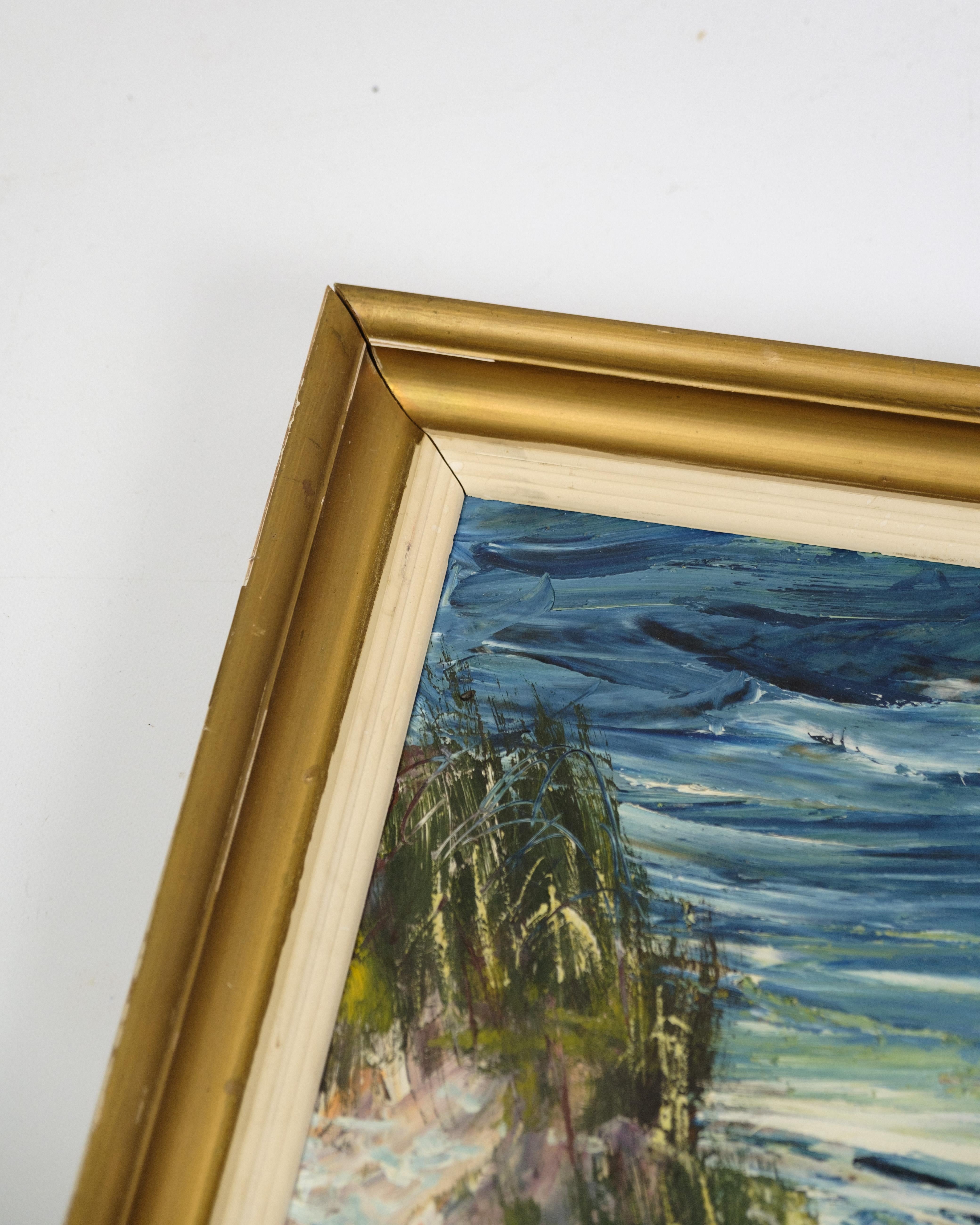 Pittura a olio con il motivo della costa, le dune di sabbia e il mare sullo sfondo con tempo ventoso e cielo blu scuro. In una cornice dorata e firmata da Poul Fureby.

Misure: L:58cm W:63cm