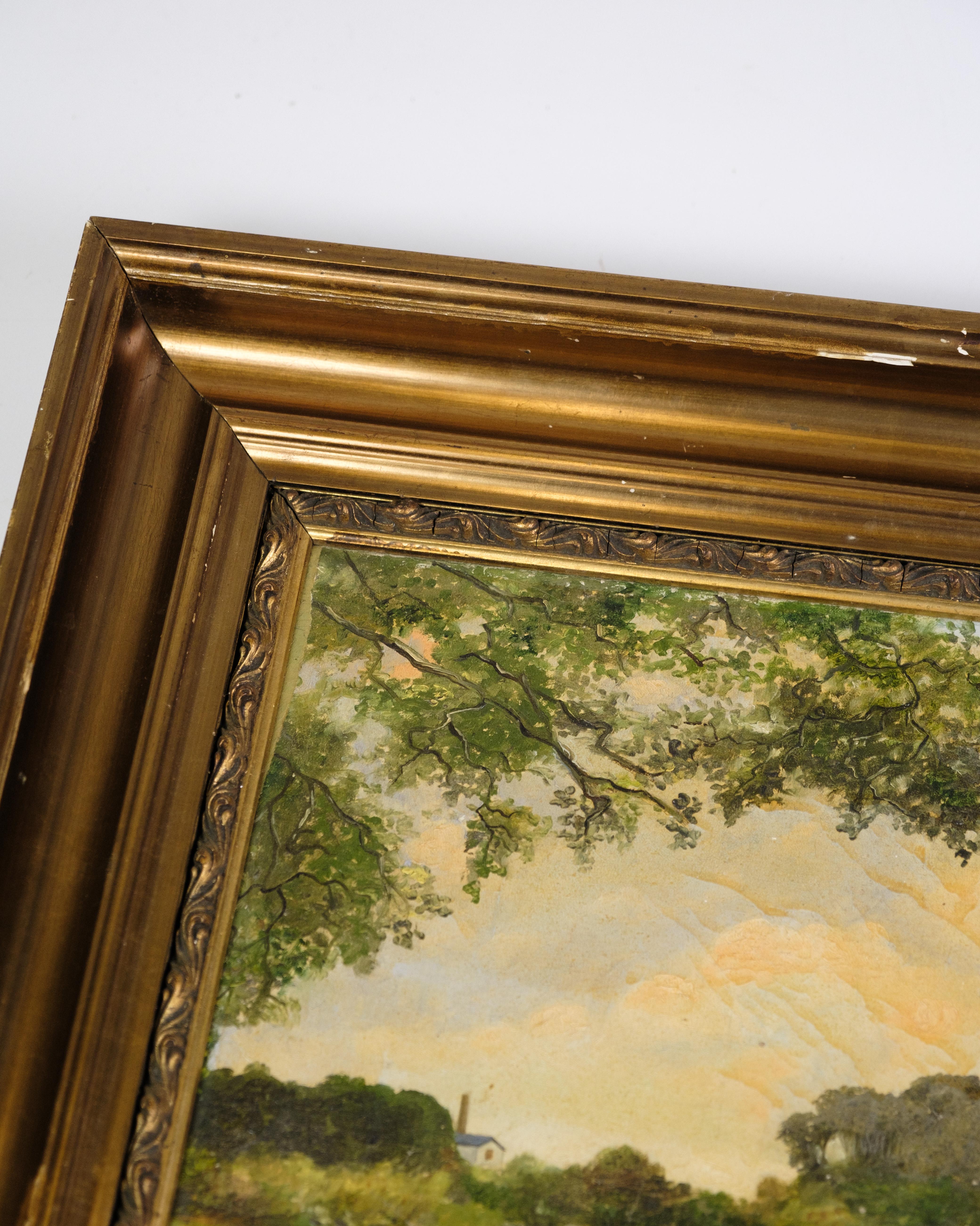 Quadro a olio incorniciato in una cornice di legno dorato con motivo di paesaggio forestale dai colori caldi, firmato da Kai Drews negli anni '30.


Misure: L:45cm W:57cm