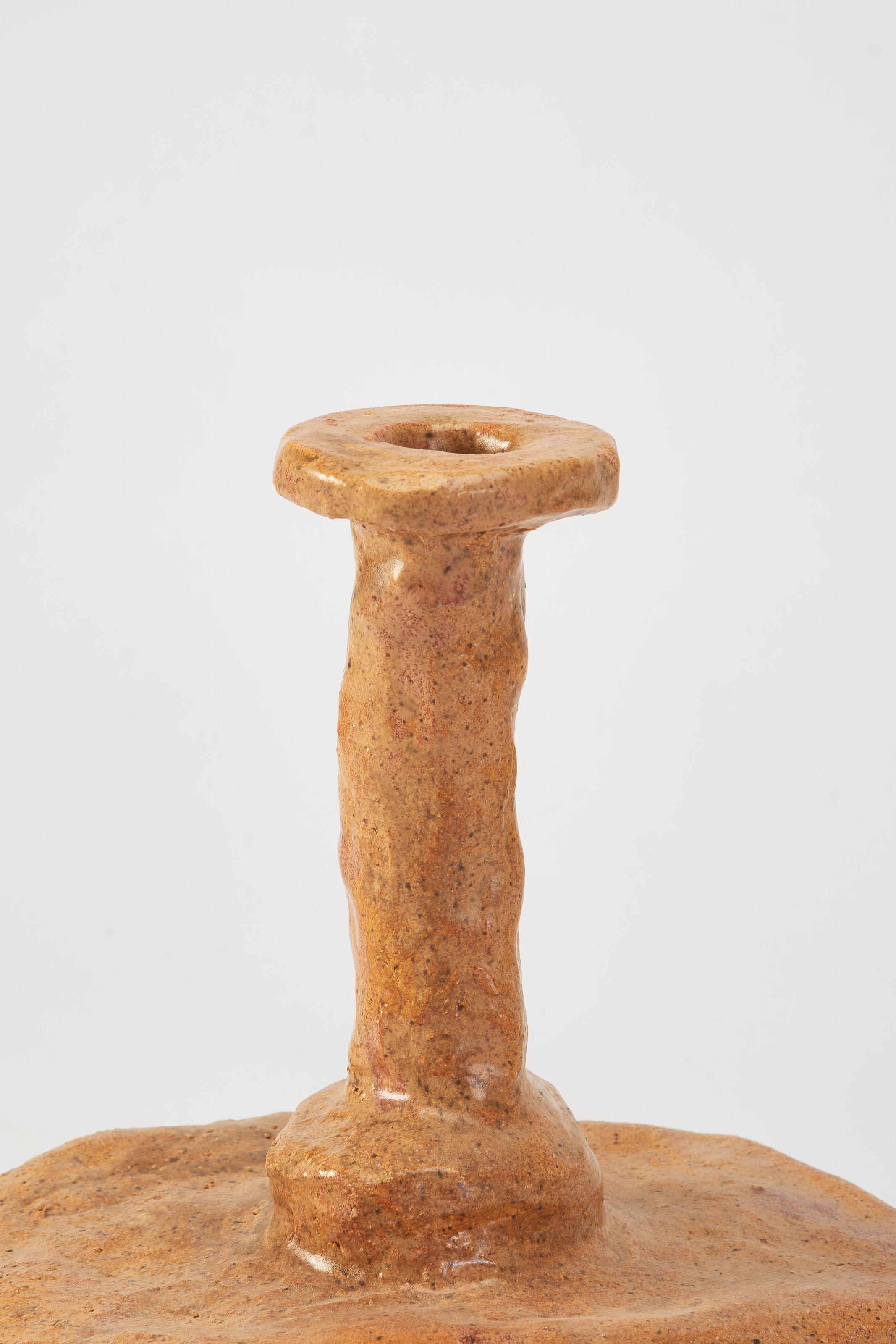 Postmoderno Vaso in ceramica marrone sabbioso a collo alto, forma organica, di Willem Van Hooff in vendita