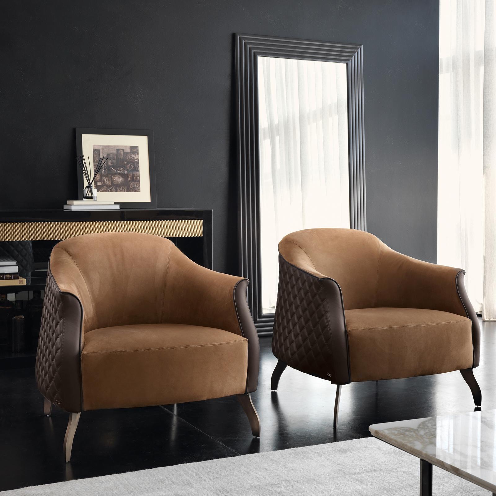 Der äußerst elegante Sessel Olimpia besteht aus einer Struktur aus Sperrholz, die mit Kautschuk, Luft- und Gänsedaunen sowie Memory-Schaum auf Kissen und Sitzfläche bezogen ist. Die Füße sind in brüniertem Messing ausgeführt, und die Außenschale