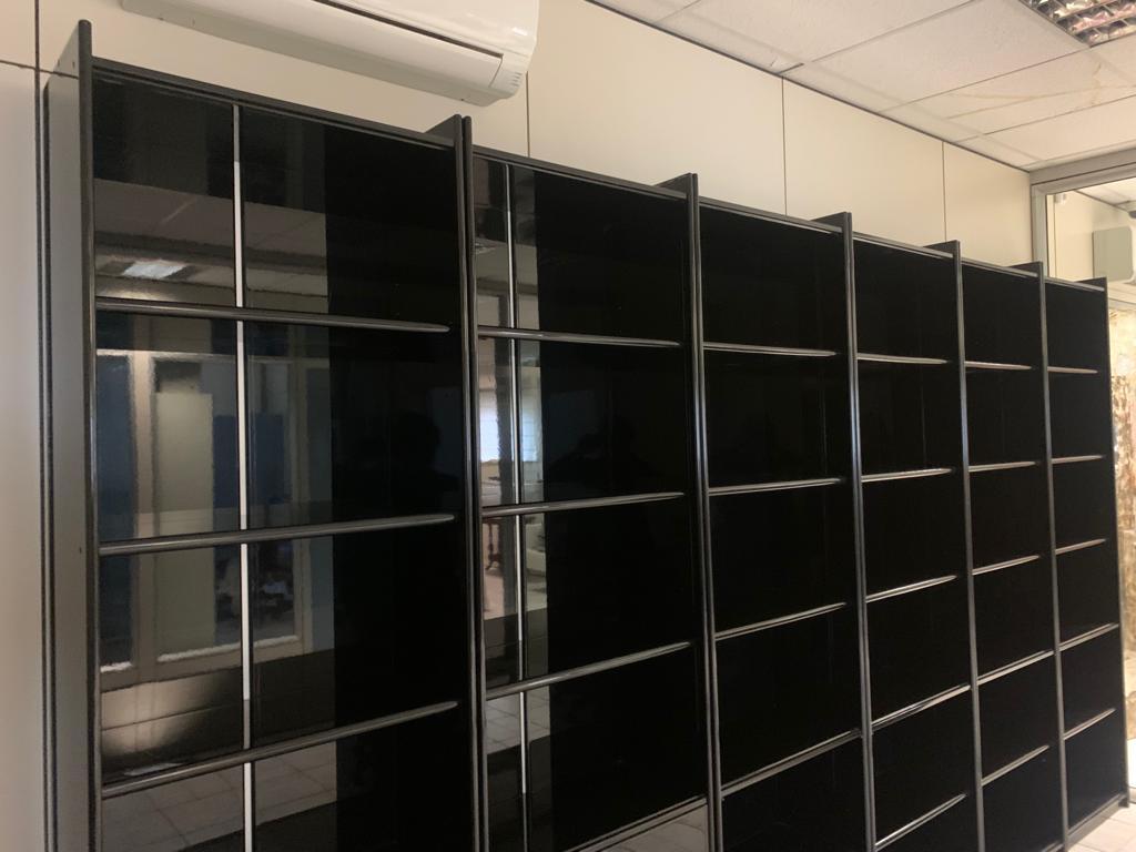 Armario de seis módulos de madera lacada con estantes regulables en altura. Fabricado por B&B Italia, diseño Olinto. Medidas de un módulo individual 230 h x 67 x 33 cm. Longitud total 404 cm. Disposición de las puertas. Librería maciza en buen