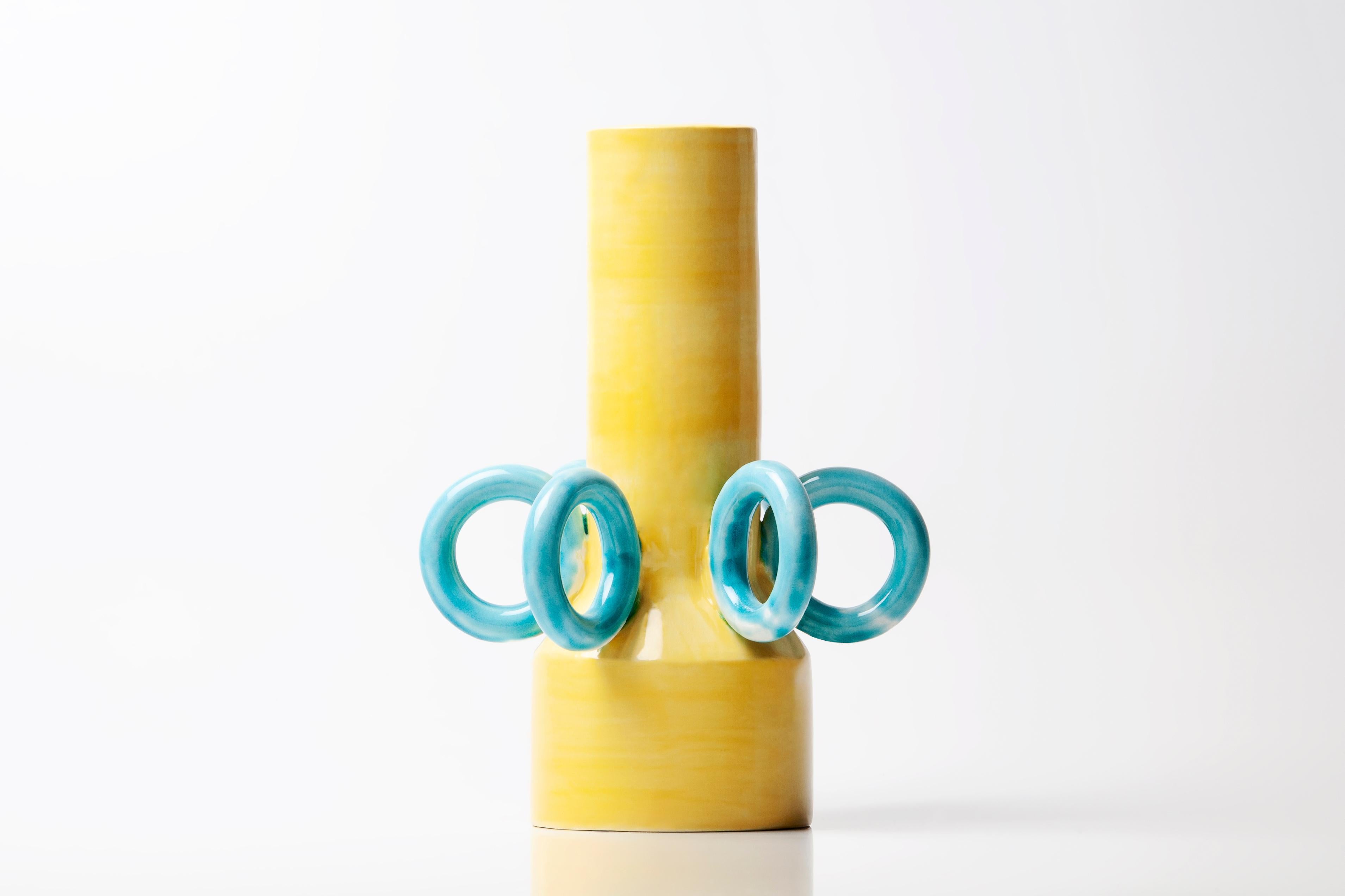 Vaso Olio di Arianna De Luca
Dimensioni: altezza 23 x diametro 16 cm 
Materiali: Ceramica 

Il vaso Olio fa parte della serie Folcloristica. Una collezione ispirata all'atmosfera e allo stile di vita dei villaggi del Sud Italia.
La sua forma ricorda