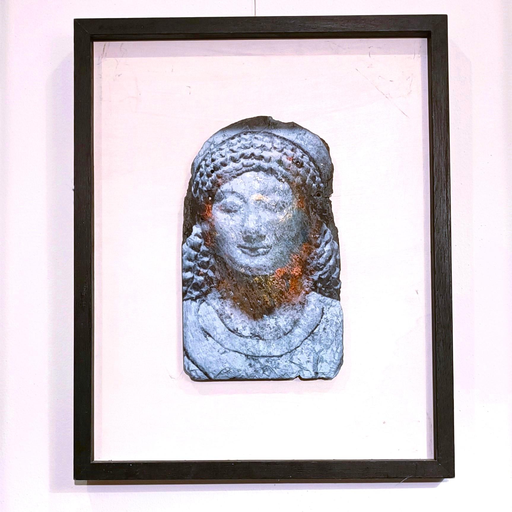 Oil on slate Greek mythological face of Kore
A work of rare intensity

This extraordinary oil on slate depicts the mythological face of Kore, one of the most fascinating figures in Greek mythology. The work immediately strikes a balance between