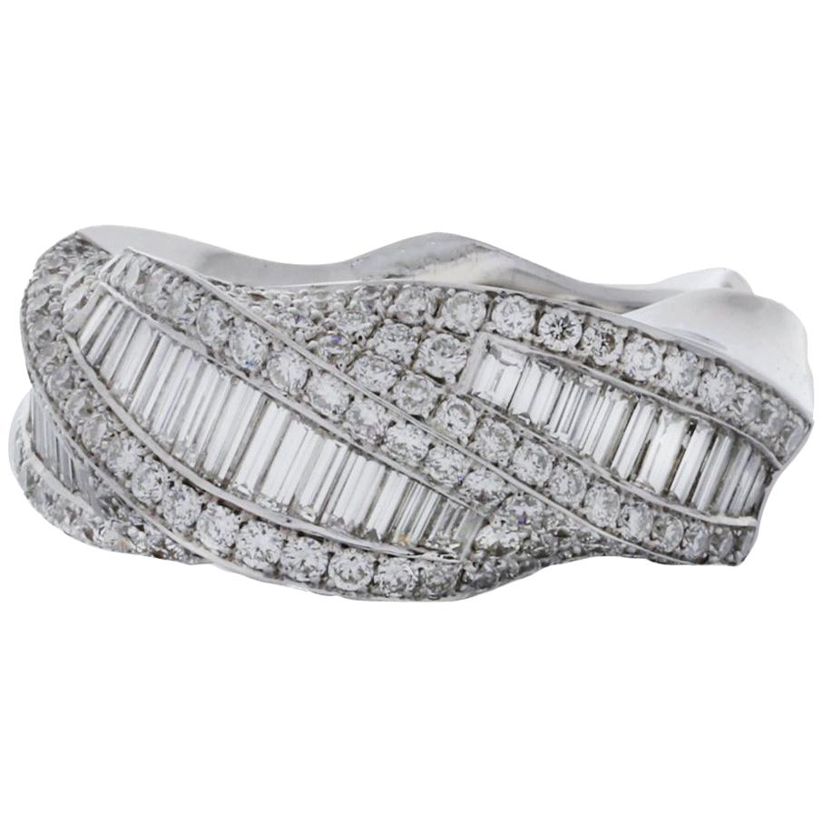 Oliva 18 Karat White Gold Twisted Design Baguette and Round Diamond Ring For Sale