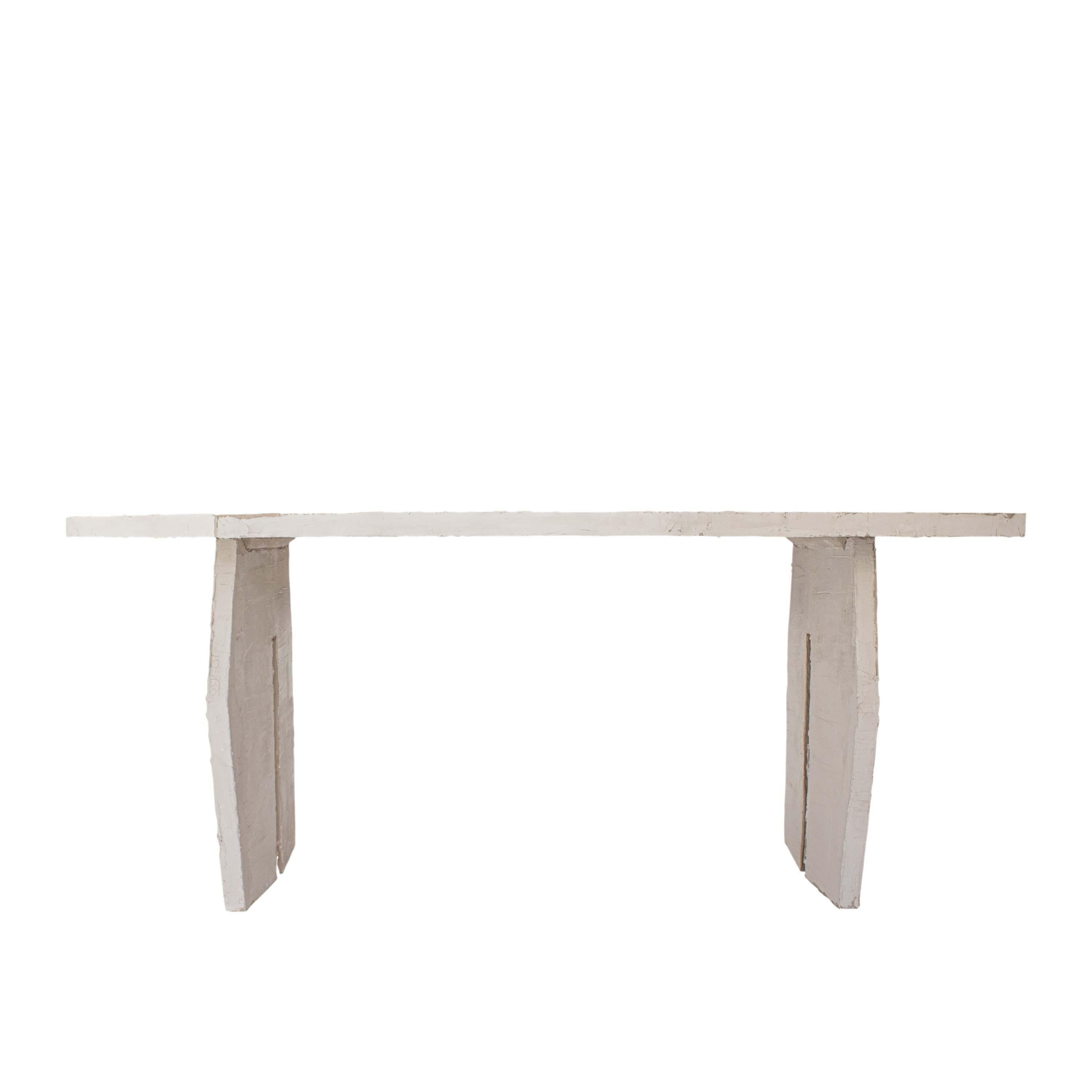 Der Olivar Tisch ist ein auffälliges Stück, das Handwerkskunst, Funktionalität
tionalität und ästhetische Einfachheit. Entworfen mit großem Respekt für 
MATERIALEN und Traditionen und ist mit einer von Hand aufgetragenen Tadelakt-Beschichtung