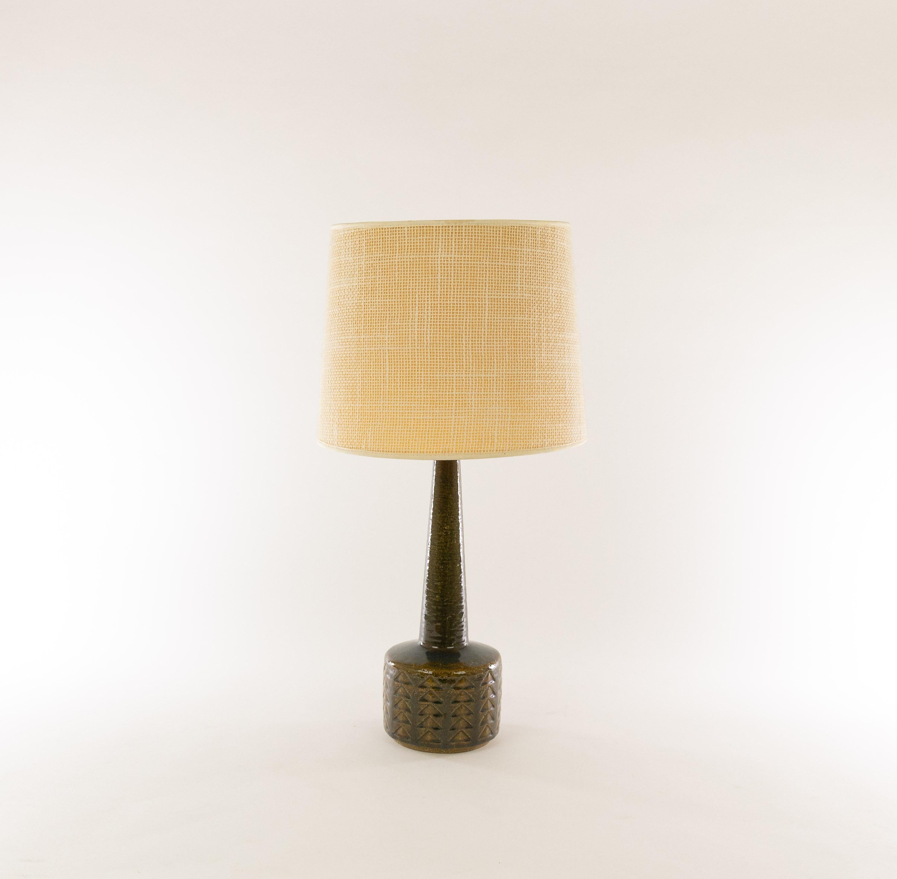 Model DL/35 table lamp made by Annelise and Per Linnemann-Schmidt for Palshus in the 1960s. The colour of the handmade decorated base is Olive Green with traces of Amber.. 

The lamp comes with its original lampshade holder. The lampshade and the