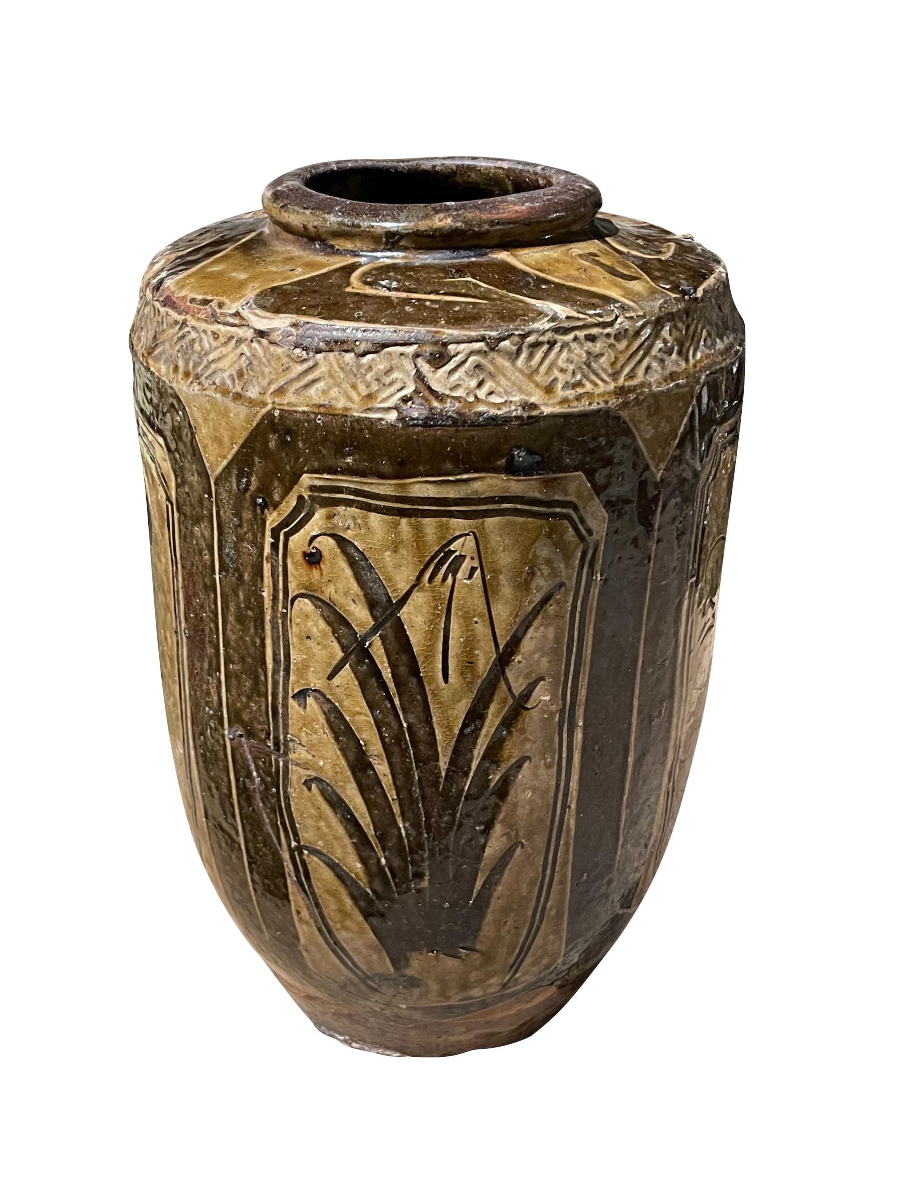 19thc Chinese barrel shaped vase in traditional olive/gold glaze.
Natural aged patina and wear.
Palm motif design.
Part of a large collection.
ARRIVING APRIL