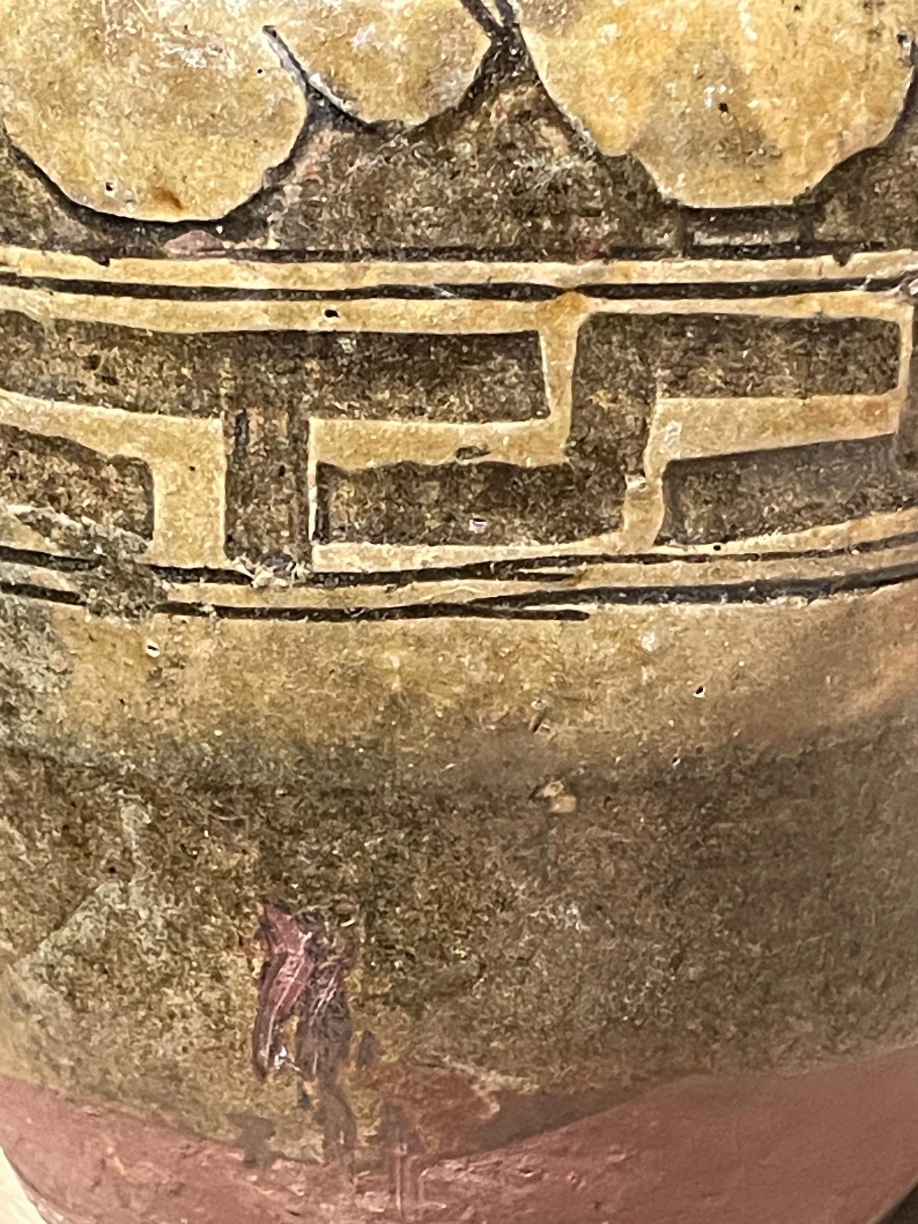 Vaso a forma di barile smaltato in Oliver e oro, Cina, XIX secolo In condizioni buone in vendita a New York, NY