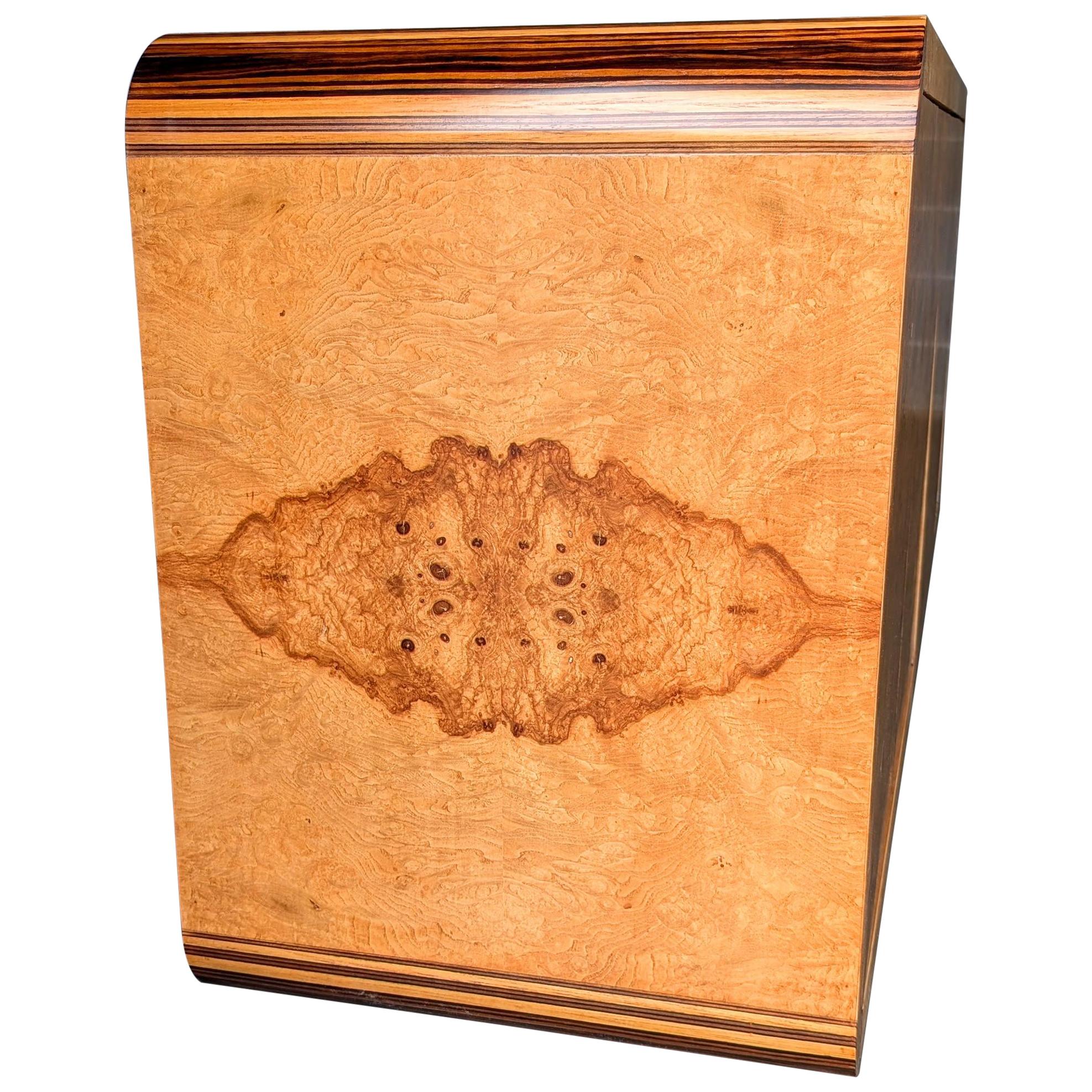 Henredon Szene zwei Kredenz Anrichte Buffet Schrank in Olive Esche Wurzelholz Buchmatched Furnier mit Zebra Holz gerundeten Ecken und vier bündig Türen mit magnetischen Federverschlüssen. Aufgeteilt in zwei Fächer mit je einer Schublade und einem
