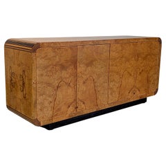 Credenza de madera burlada de fresno olivo de Henredon, Escena dos