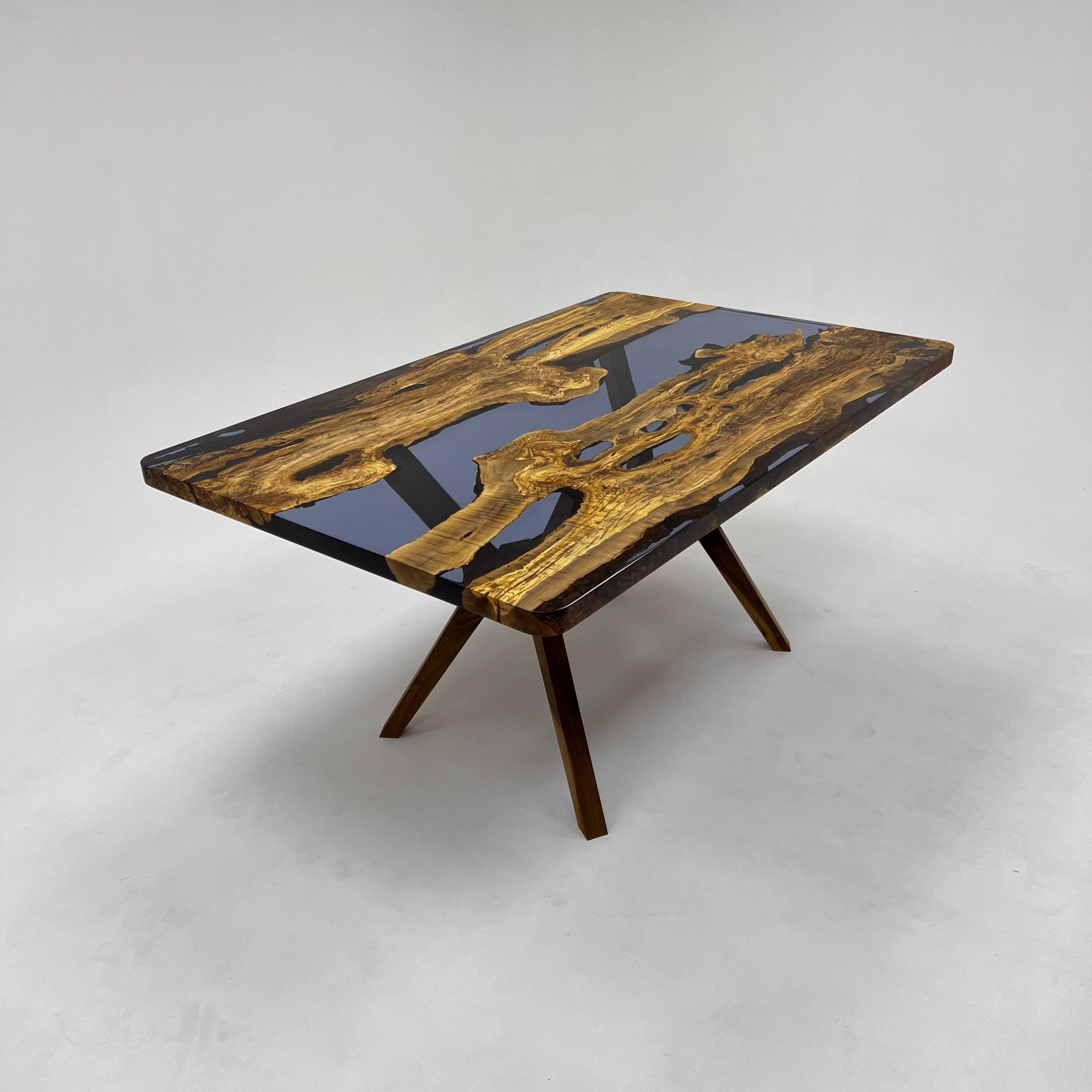 XXIe siècle et contemporain Table de salle à manger sur mesure en bois d'olivier, résine époxy bleue en vente
