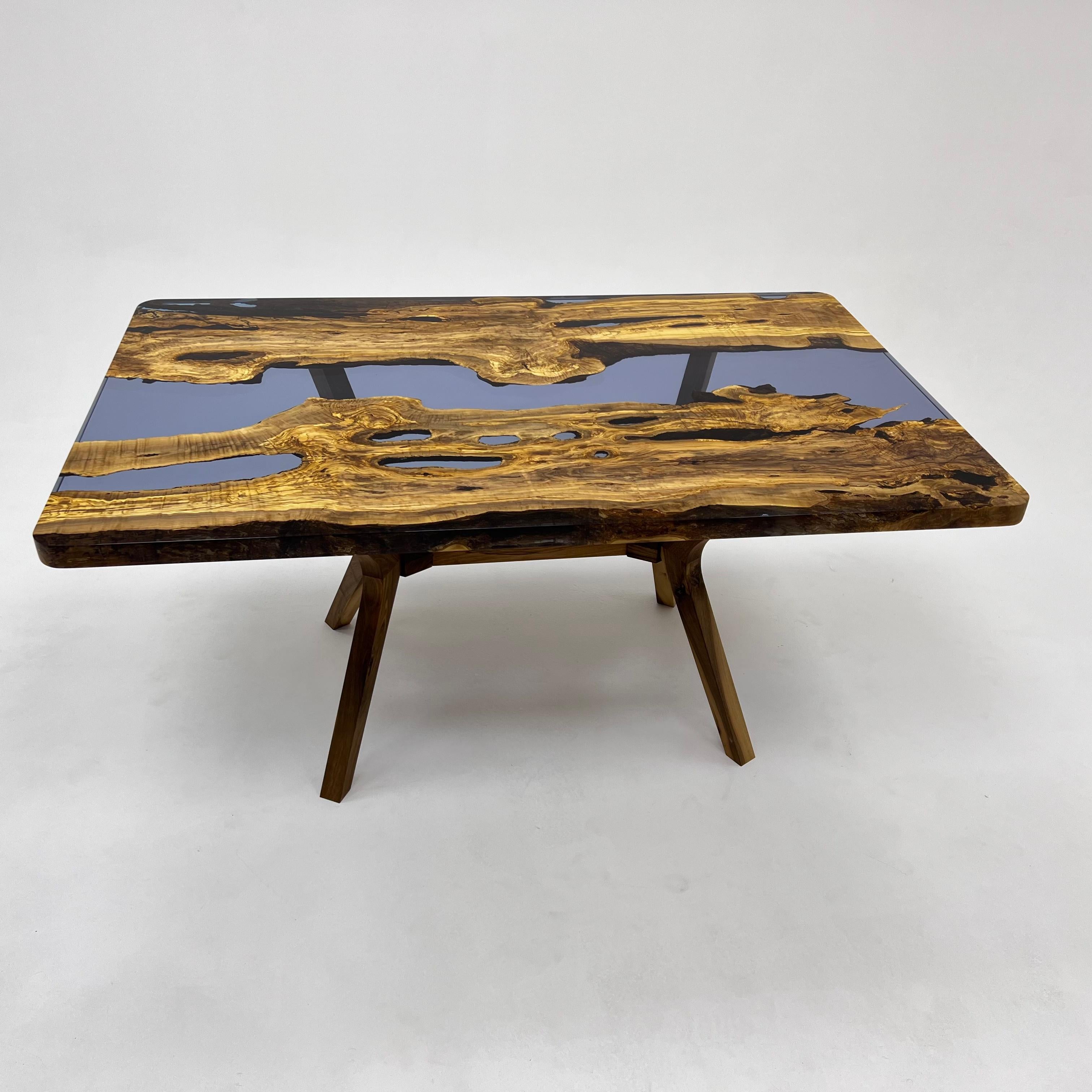 Bois Table de salle à manger sur mesure en bois d'olivier, résine époxy bleue en vente