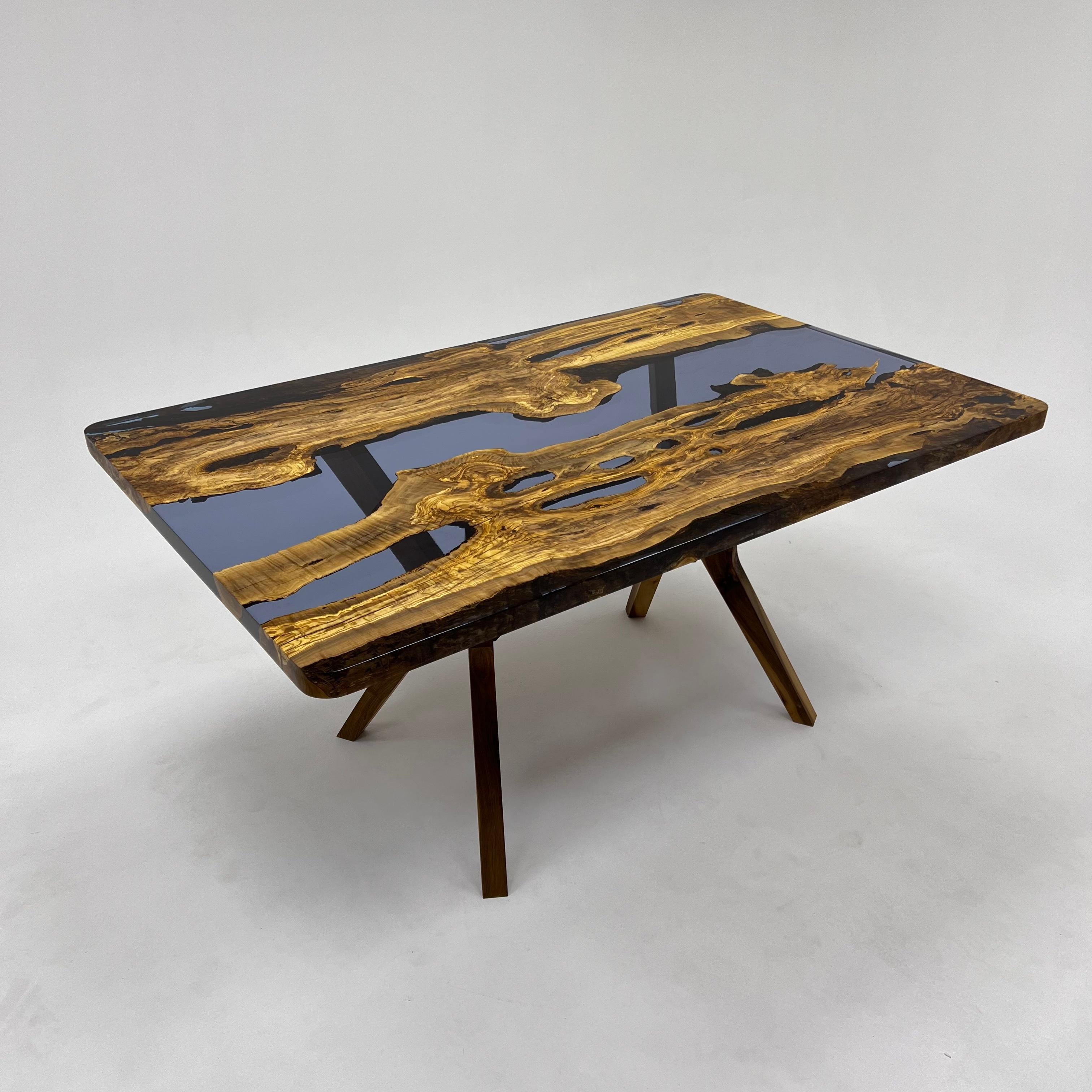 Table de salle à manger sur mesure en bois d'olivier, résine époxy bleue en vente 1