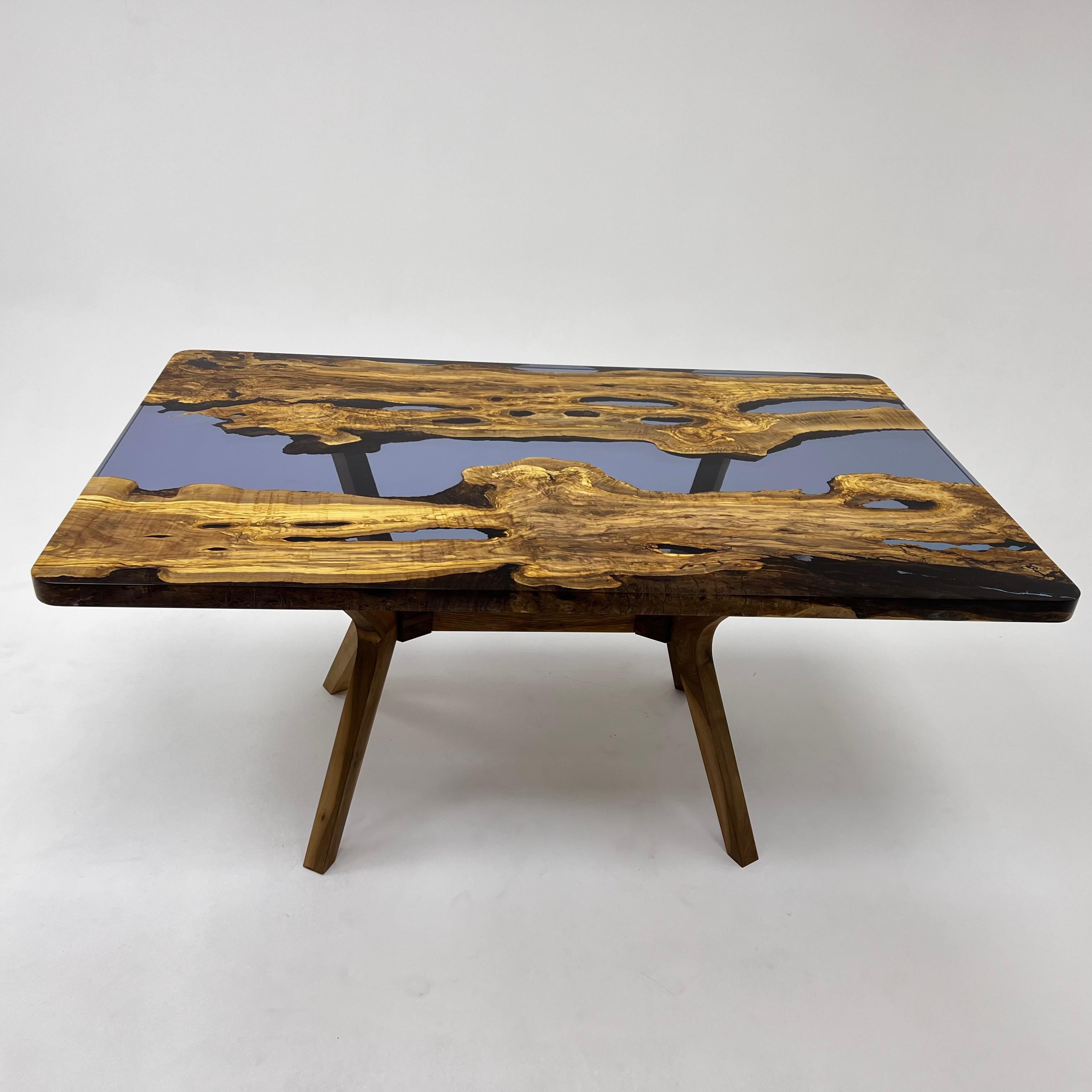 Table de salle à manger sur mesure en bois d'olivier, résine époxy bleue en vente 2