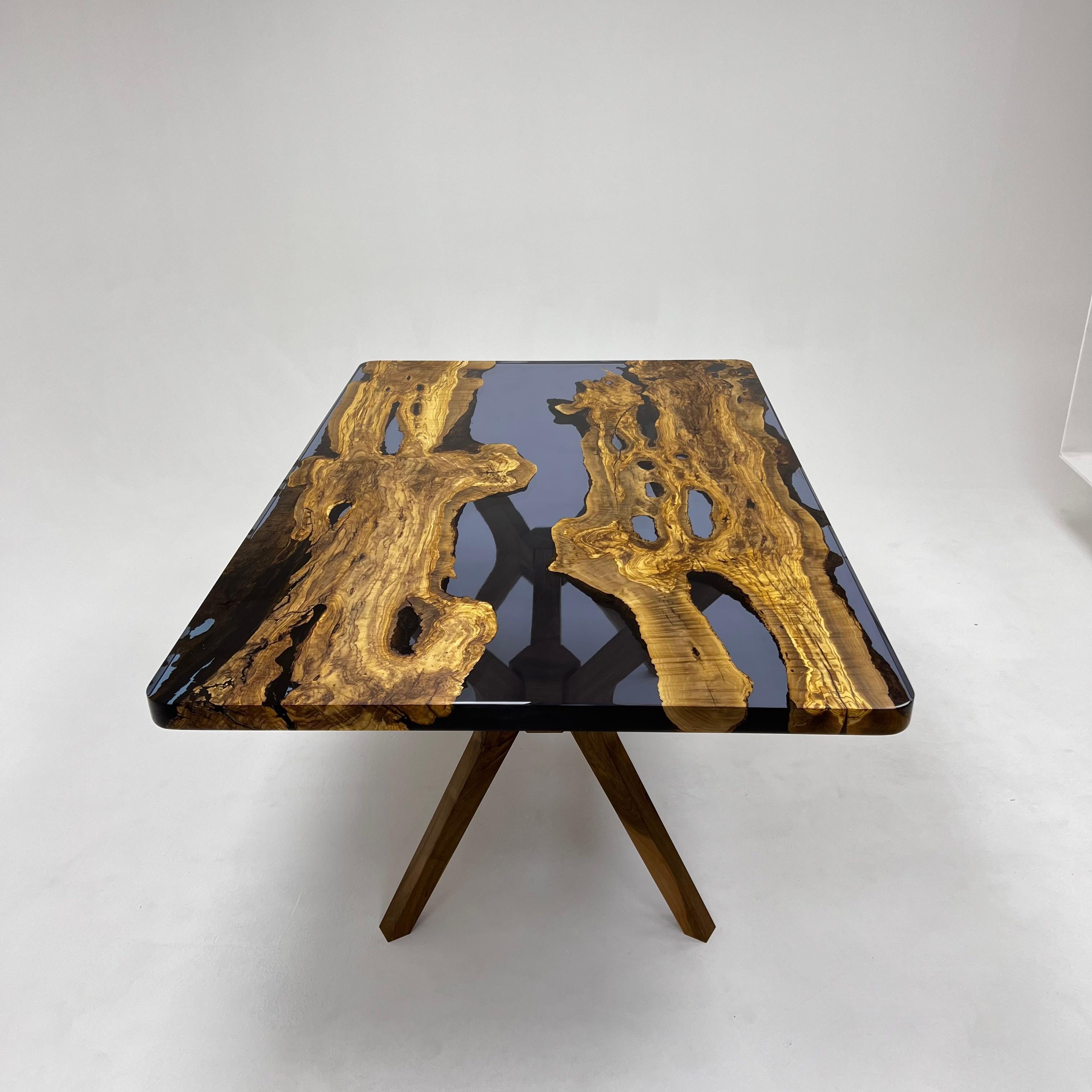 Table de salle à manger sur mesure en bois d'olivier, résine époxy bleue en vente 3