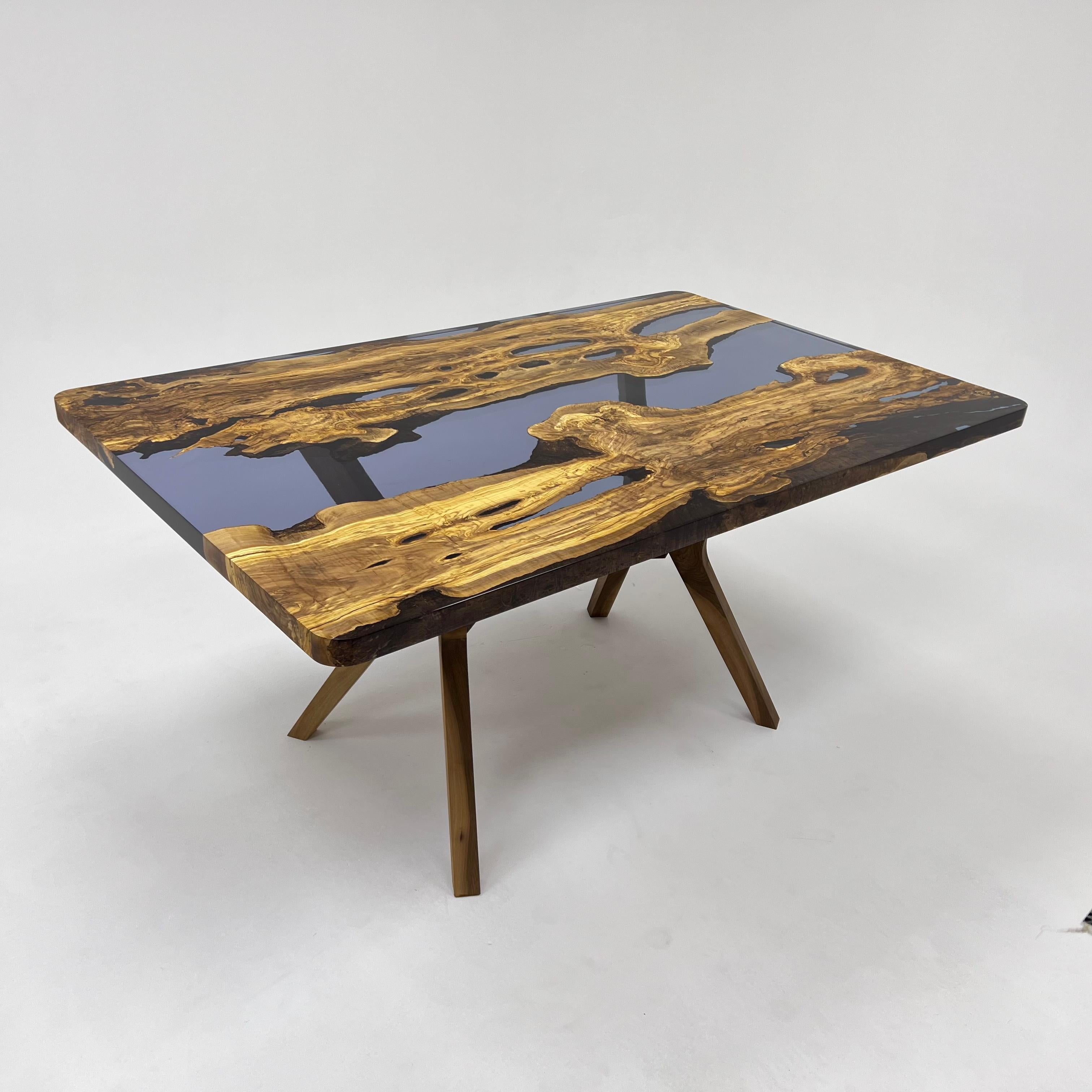 Table de salle à manger sur mesure en bois d'olivier, résine époxy bleue en vente 4