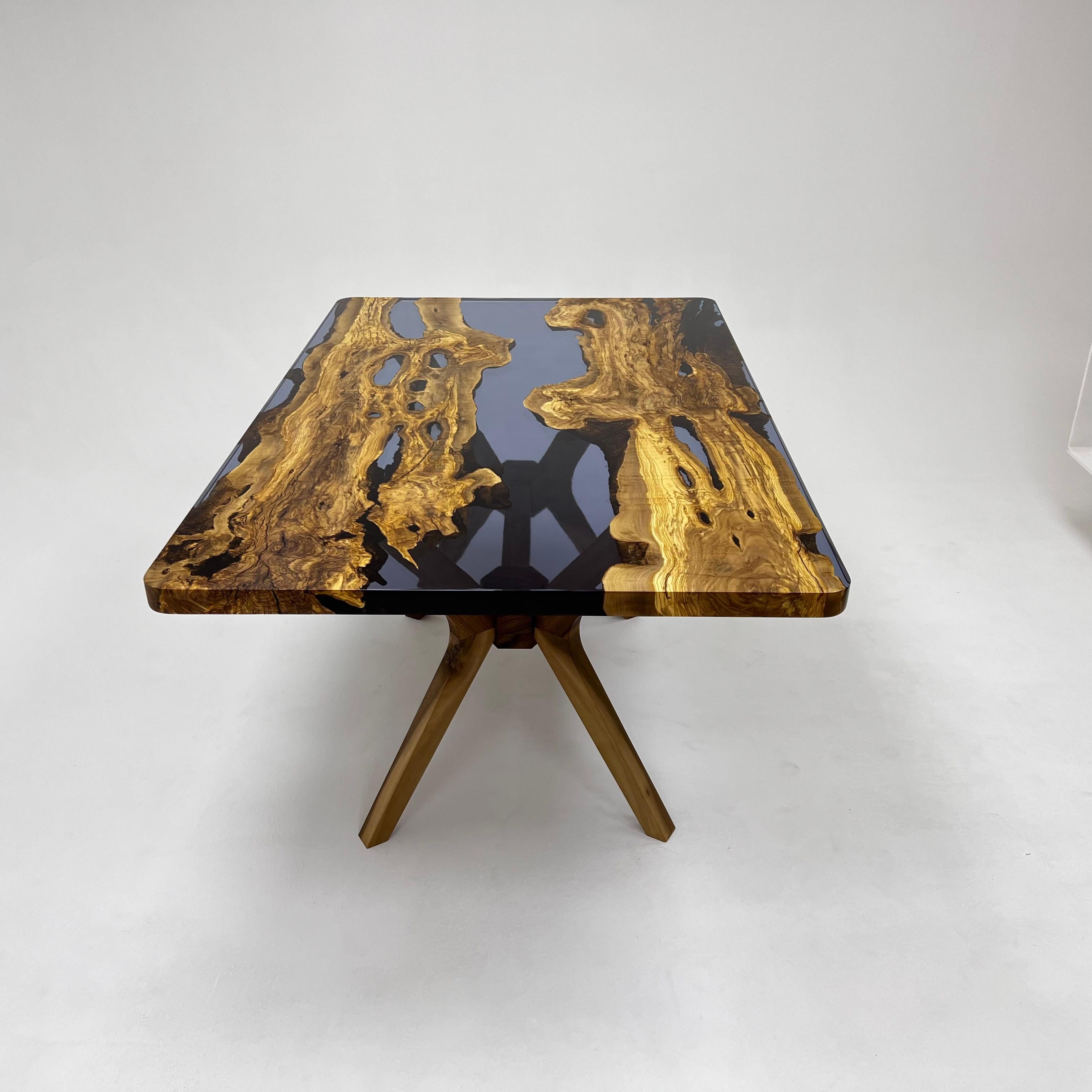 Table de salle à manger sur mesure en bois d'olivier, résine époxy bleue en vente 5
