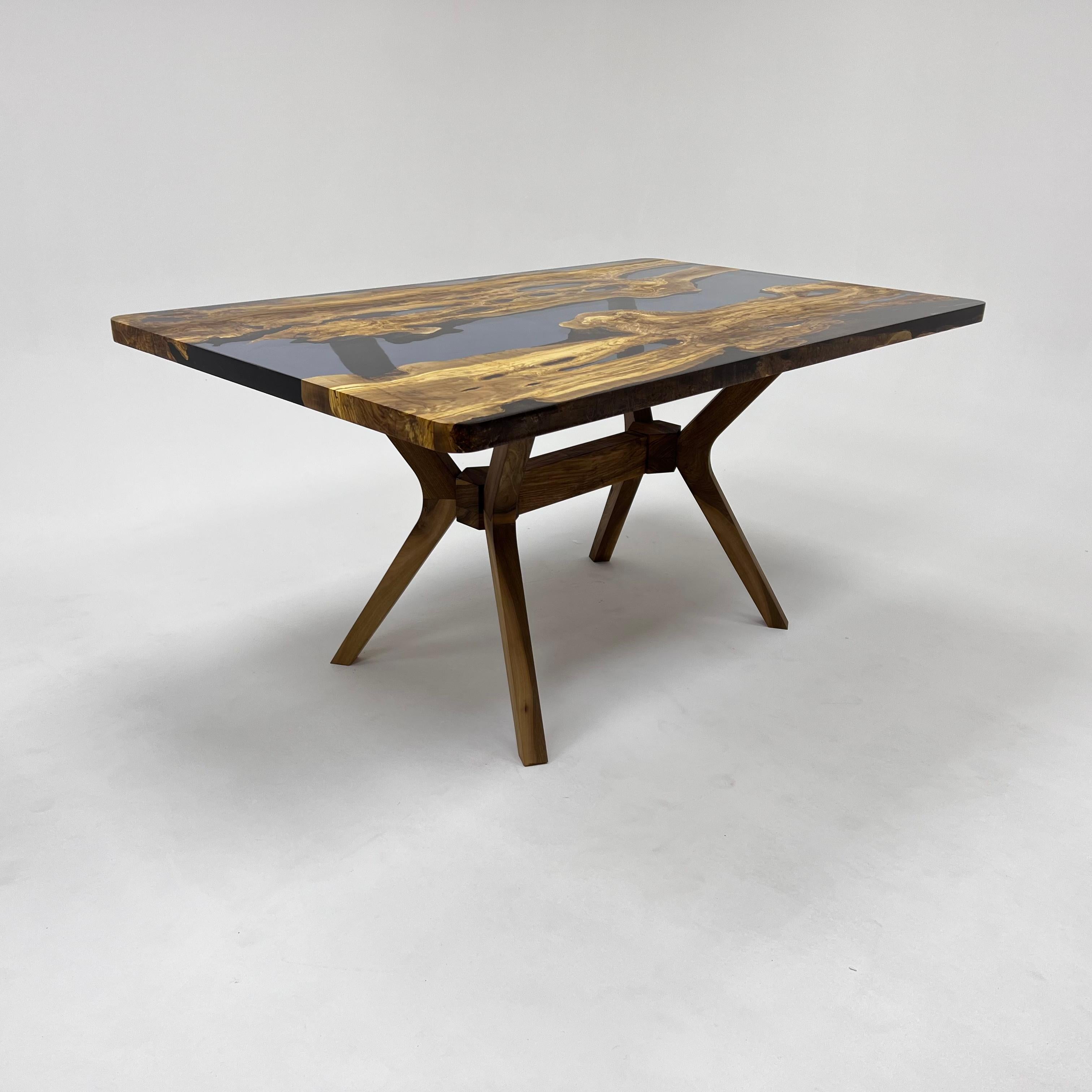Table de salle à manger sur mesure en bois d'olivier, résine époxy bleue en vente 6
