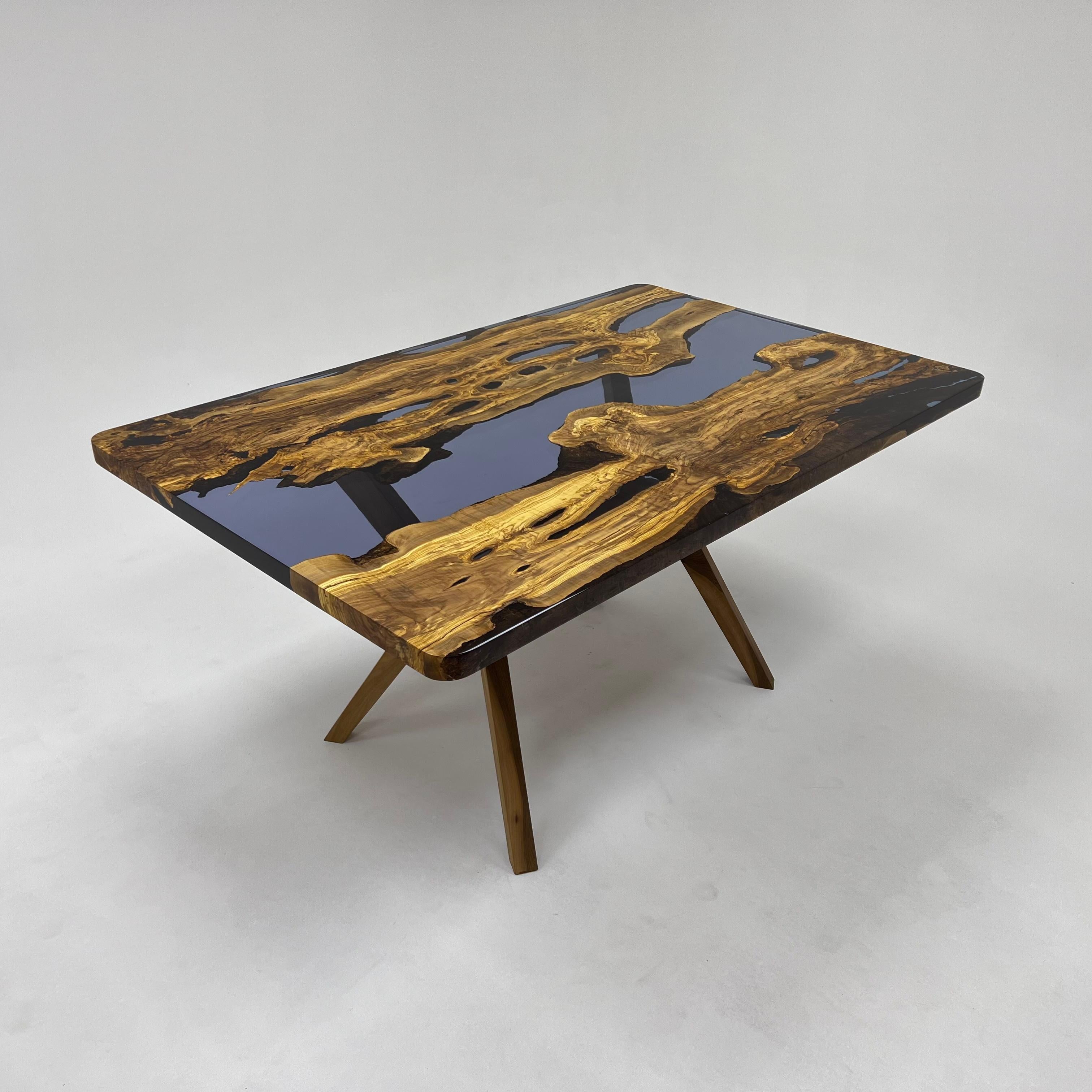 Table de salle à manger sur mesure en bois d'olivier, résine époxy bleue en vente 7