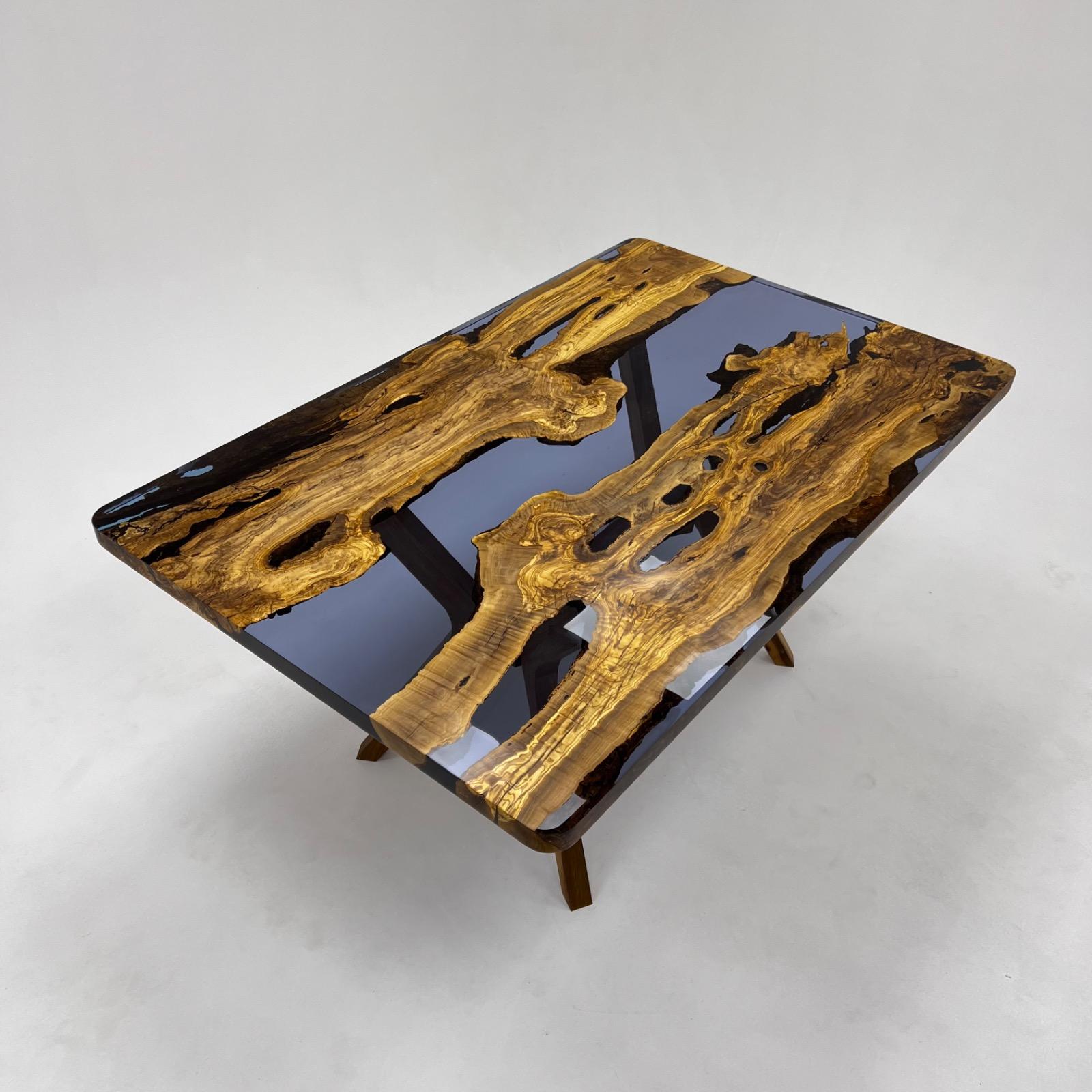 table en bois avec resine bleu