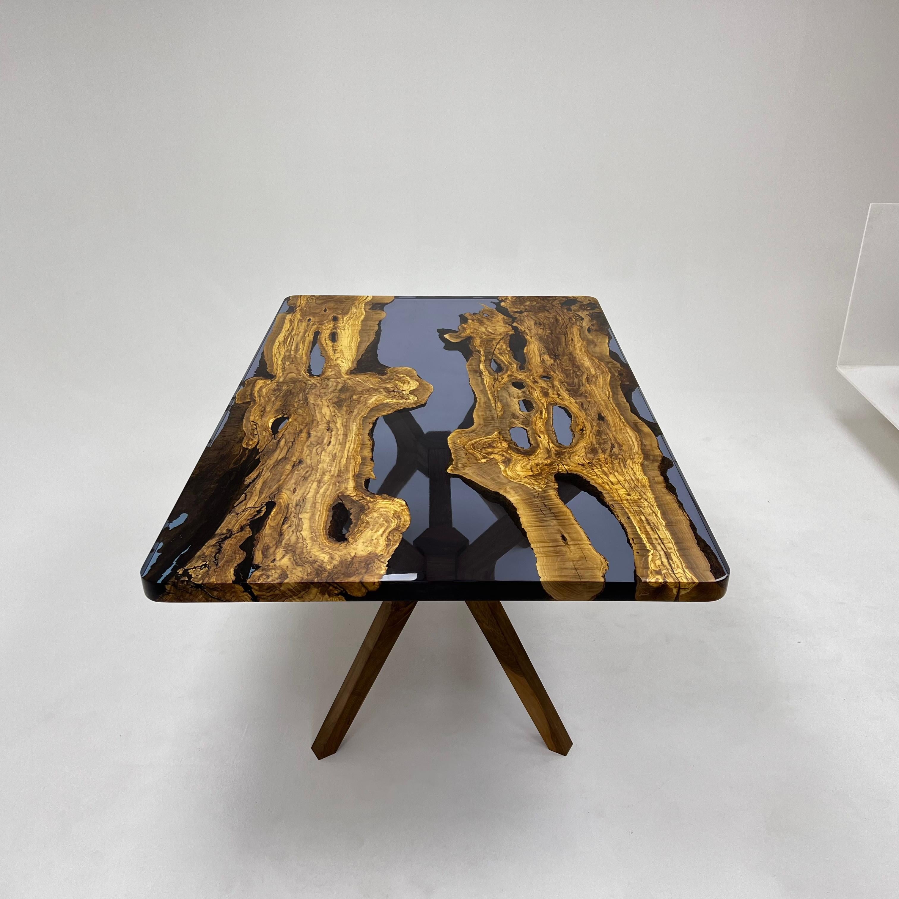 Moderne Table de salle à manger sur mesure en bois d'olivier, résine époxy bleue en vente