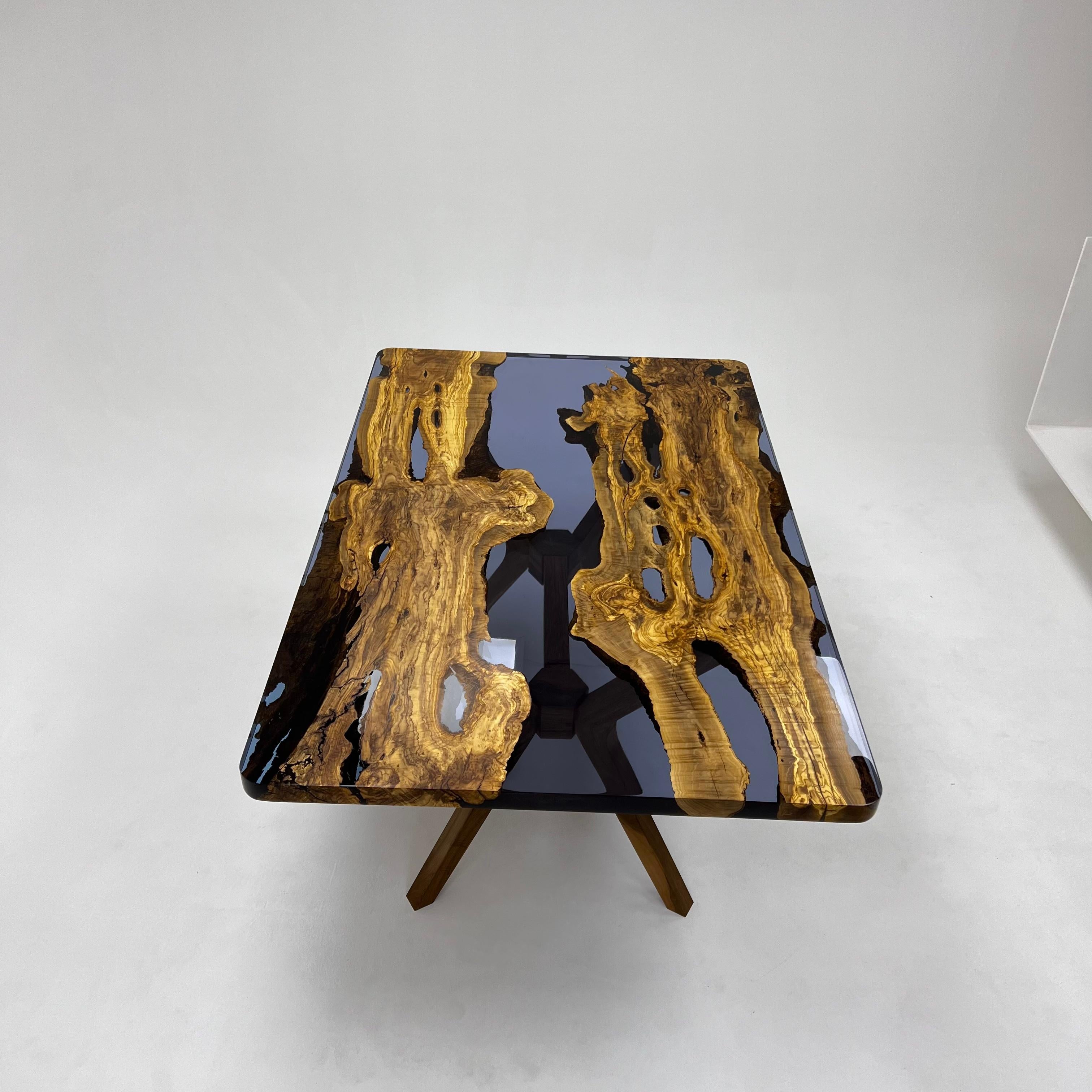Turc Table de salle à manger sur mesure en bois d'olivier, résine époxy bleue en vente