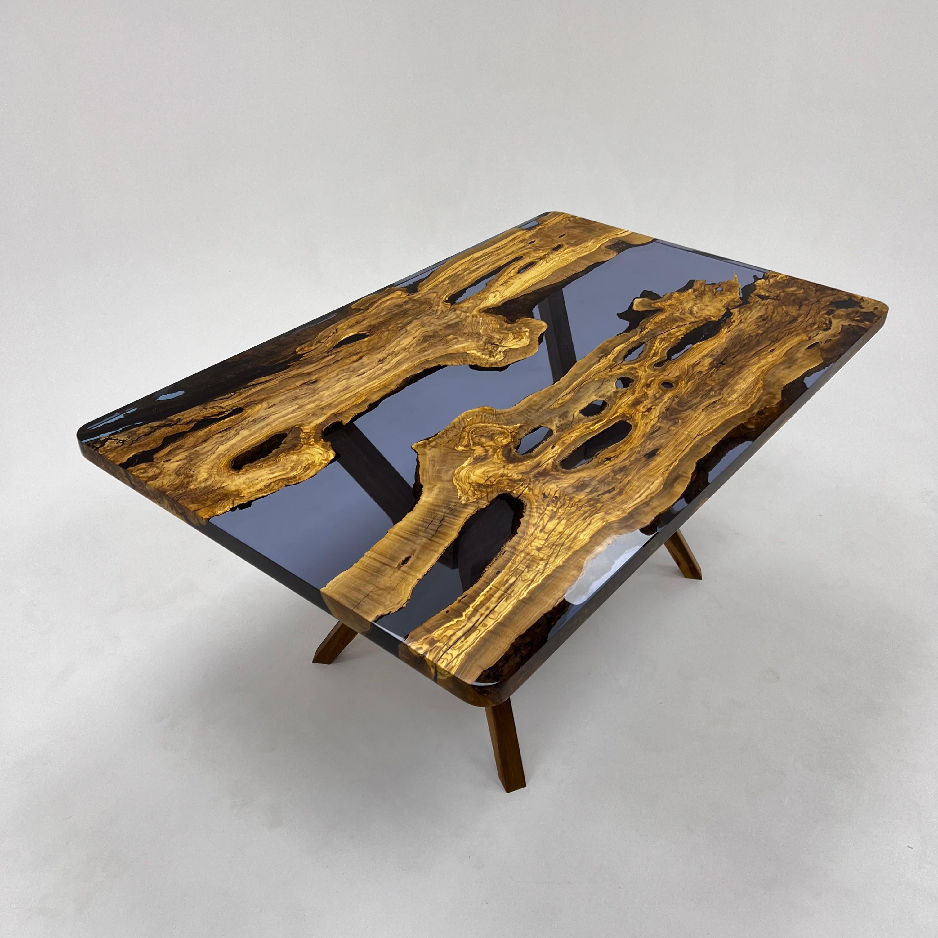 Travail du bois Table de salle à manger sur mesure en bois d'olivier, résine époxy bleue en vente