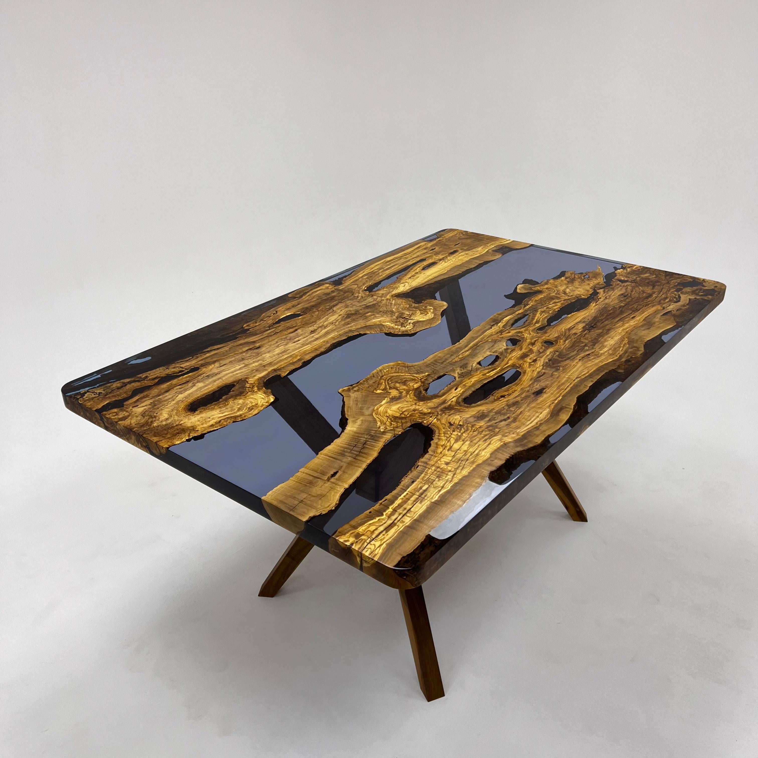 Table de salle à manger sur mesure en bois d'olivier, résine époxy bleue Neuf - En vente à İnegöl, TR