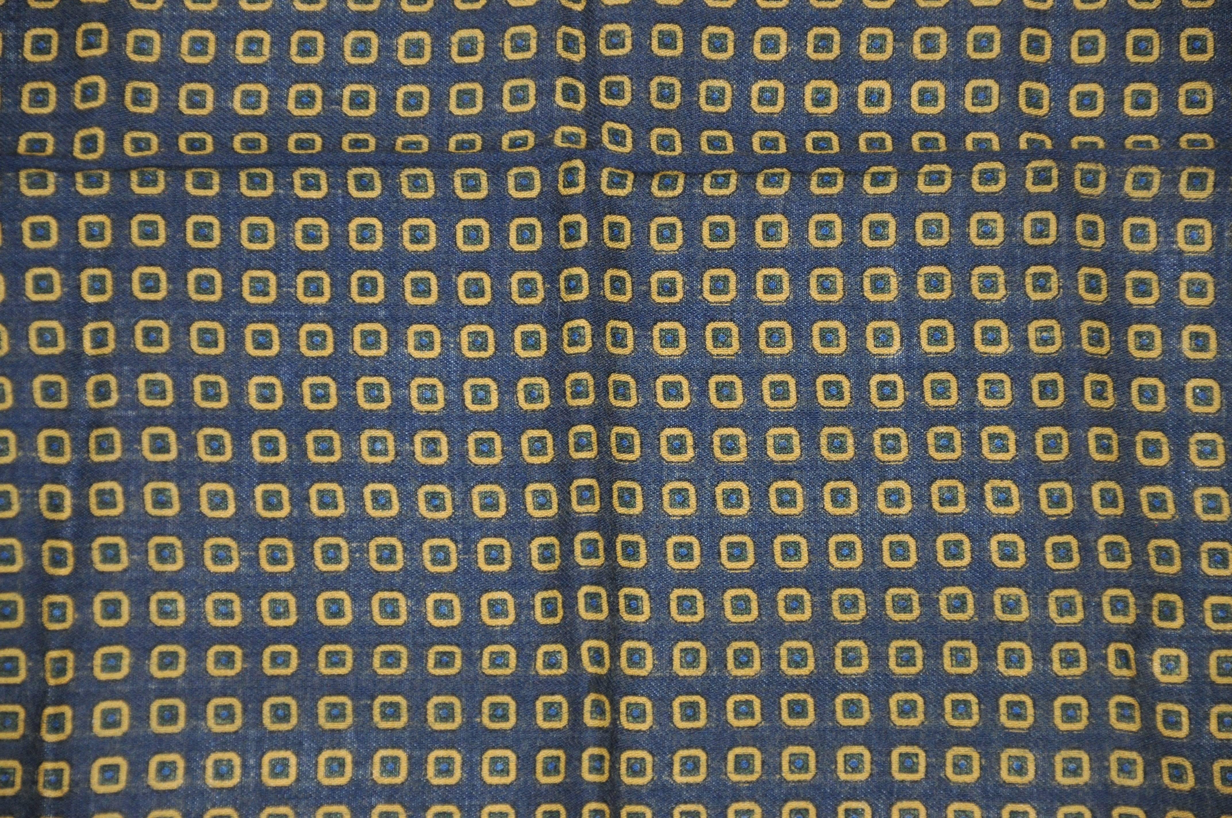      Une bordure d'olive chaude entourant un motif central multicolore. Mouchoir en challis de 70% de laine avec 30% de soie et accentué par des bords roulés, mesure 17 1/2 pouces par 18 pouces. Fabriquées en Italie.