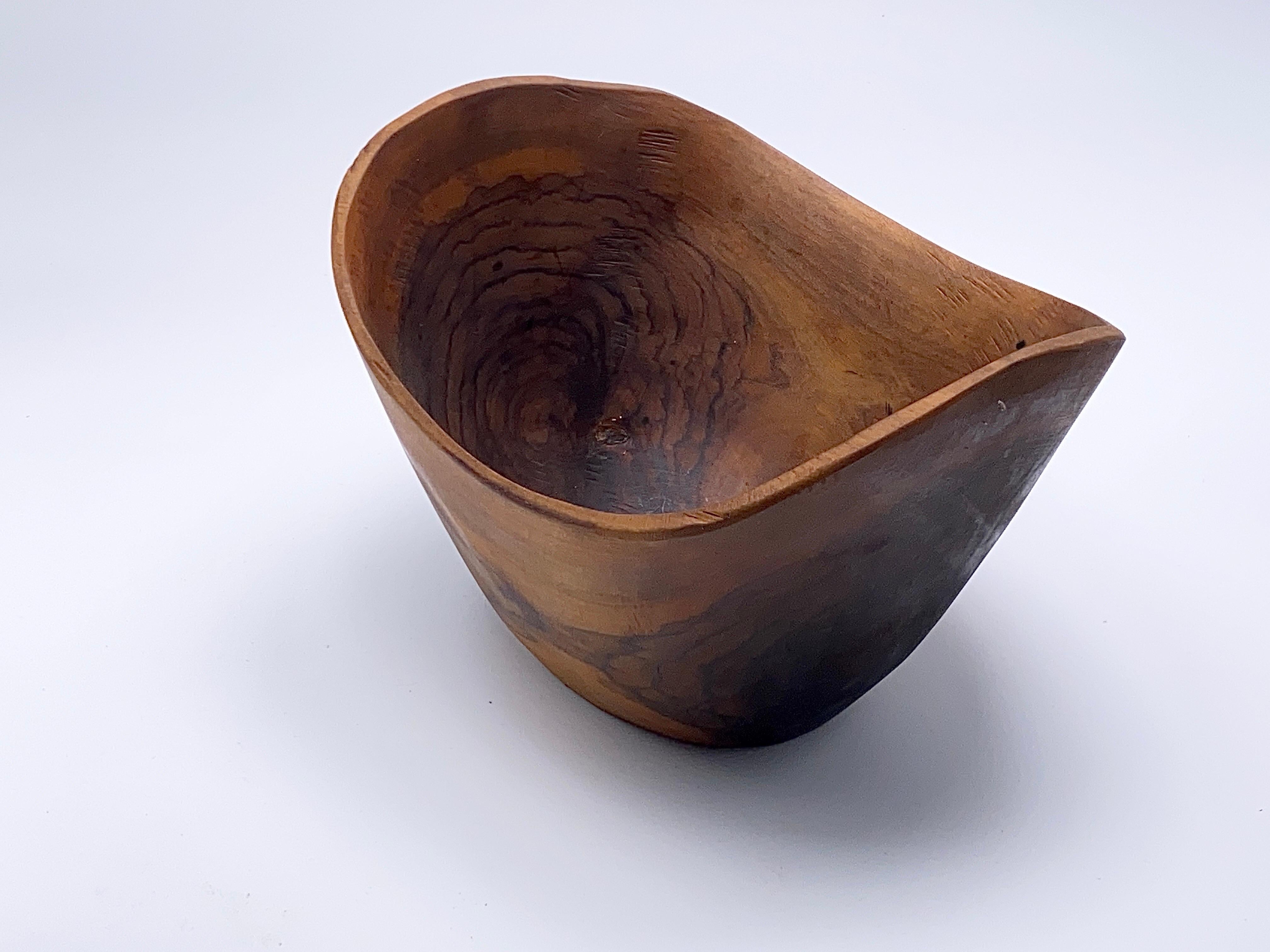 The olive bowl or basket, is in olive wood, It has been made in France Circa 1960.
The color is brown.