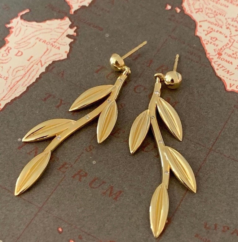 Boucles d'oreilles en or jaune 14 carats avec branche d'olivier et diamants  - En vente sur 1stDibs