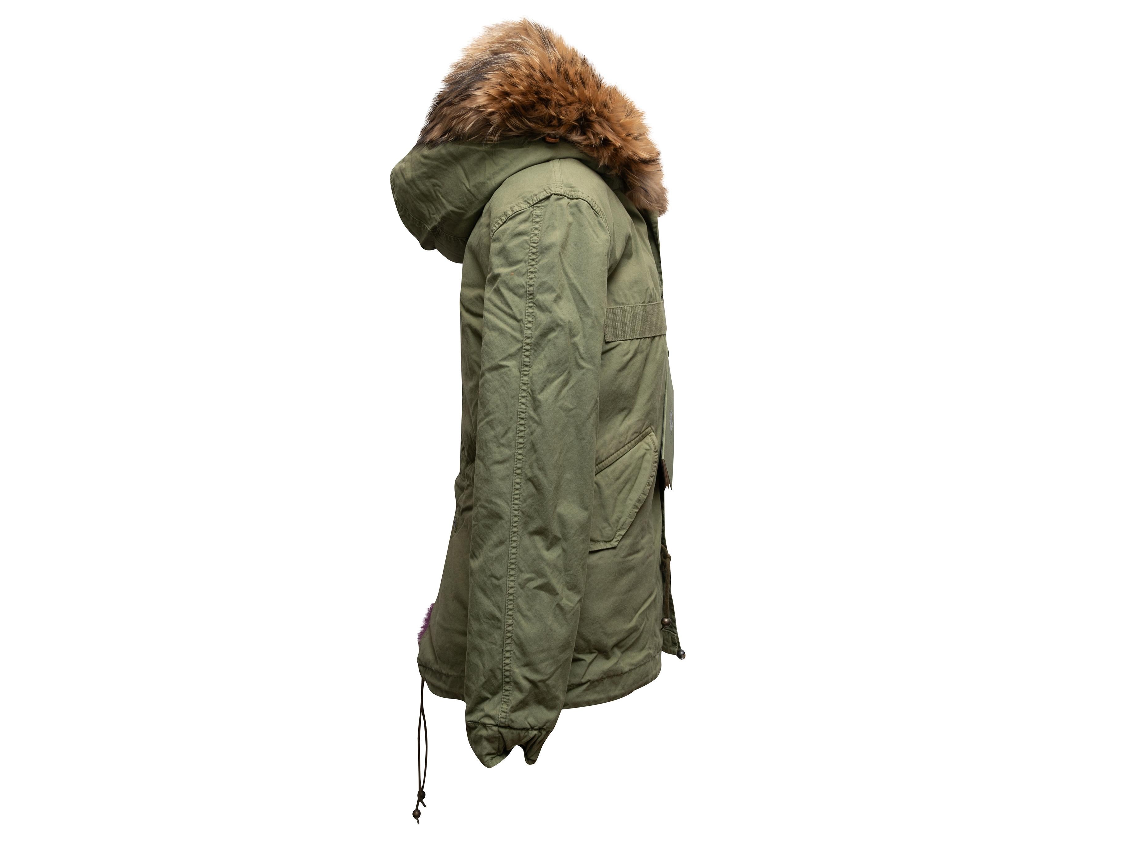 Olivefarbener und brauner Kapuzenparka mit Pelzbesatz von Mr & Mrs Italy. Zwei Gesäßtaschen. Kordelzug in der Taille. Reißverschluss vorne. 36