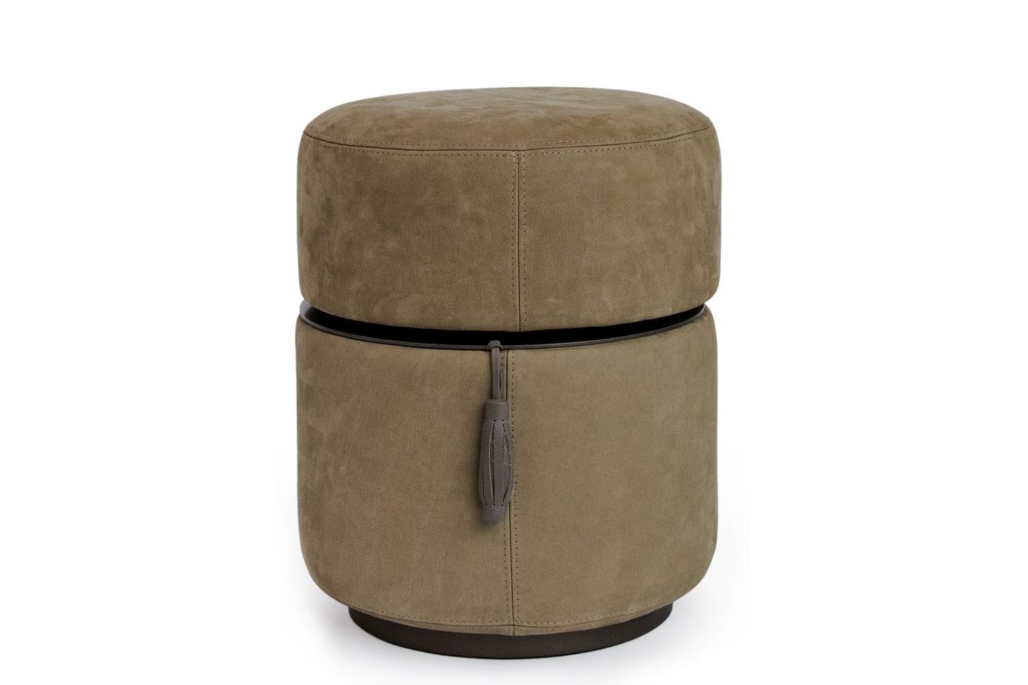 Giorgetti’s Otto pouf ottoman plays on the surprise effect: the padded foam seat reveals a removable, swivel table in painted steel. These comfortable and attractive seats are upholstered in olive brown Nubuck leather. Each pouf is enriched by a