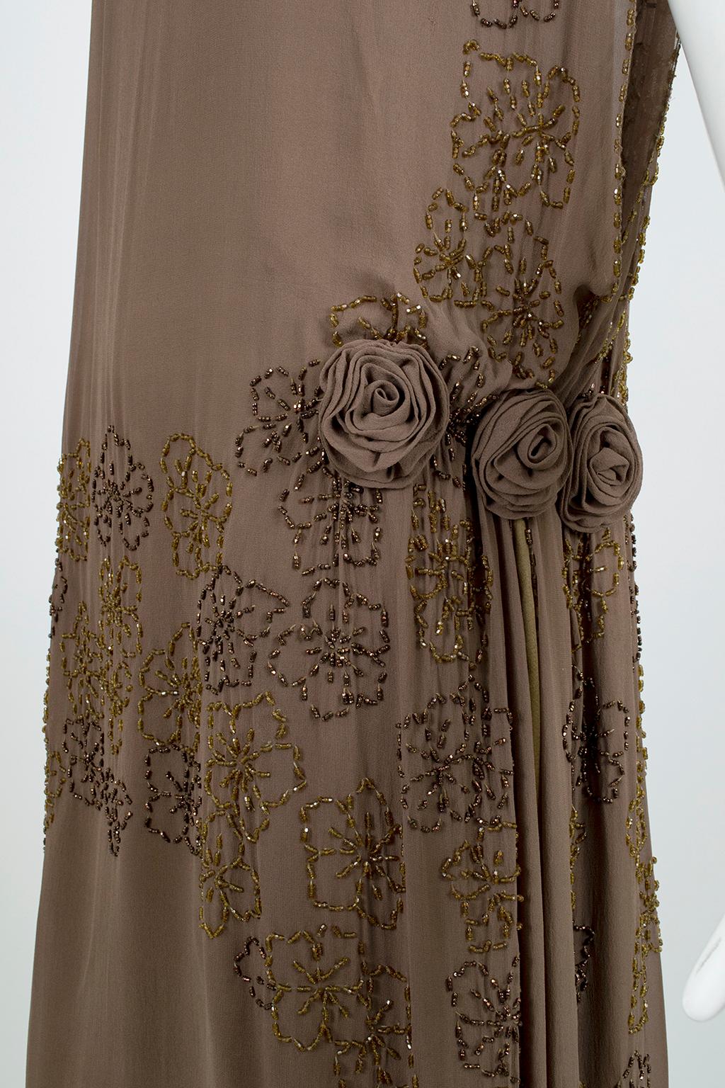 Olive Brown Split-Shoulder Tabard Flapper Dress with Hip Rosettes – S, 1920s For Sale 3