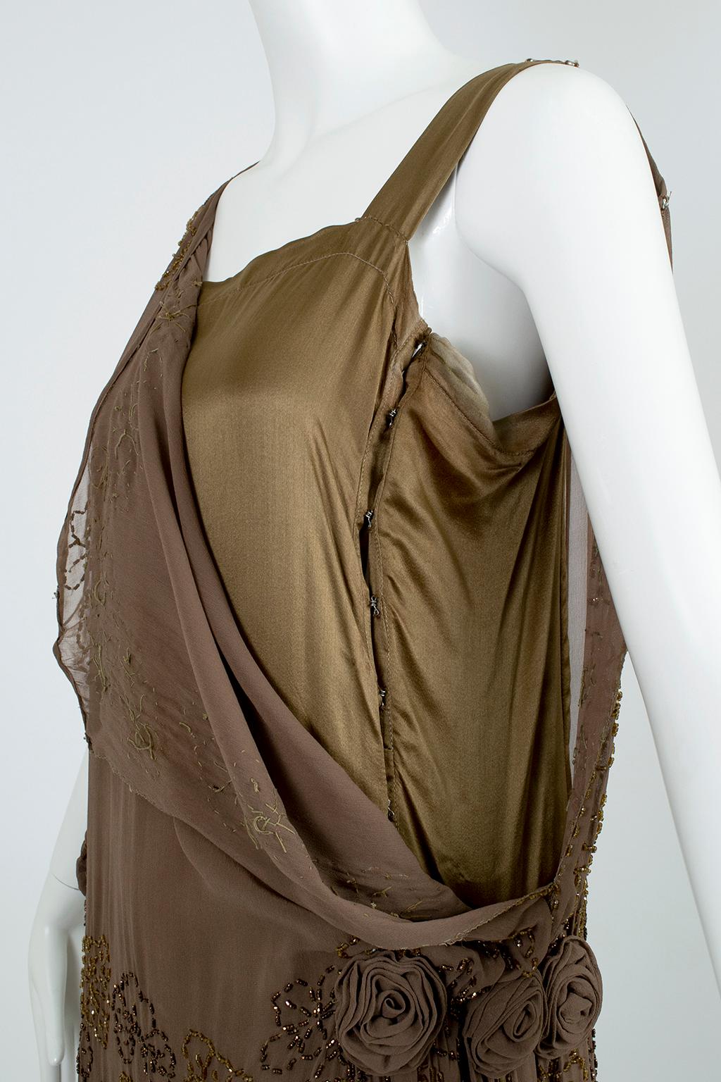 Robe de soirée marron olive à épaules fendues et dénudées avec rosettes sur les hanches, taille S, années 1920 en vente 9