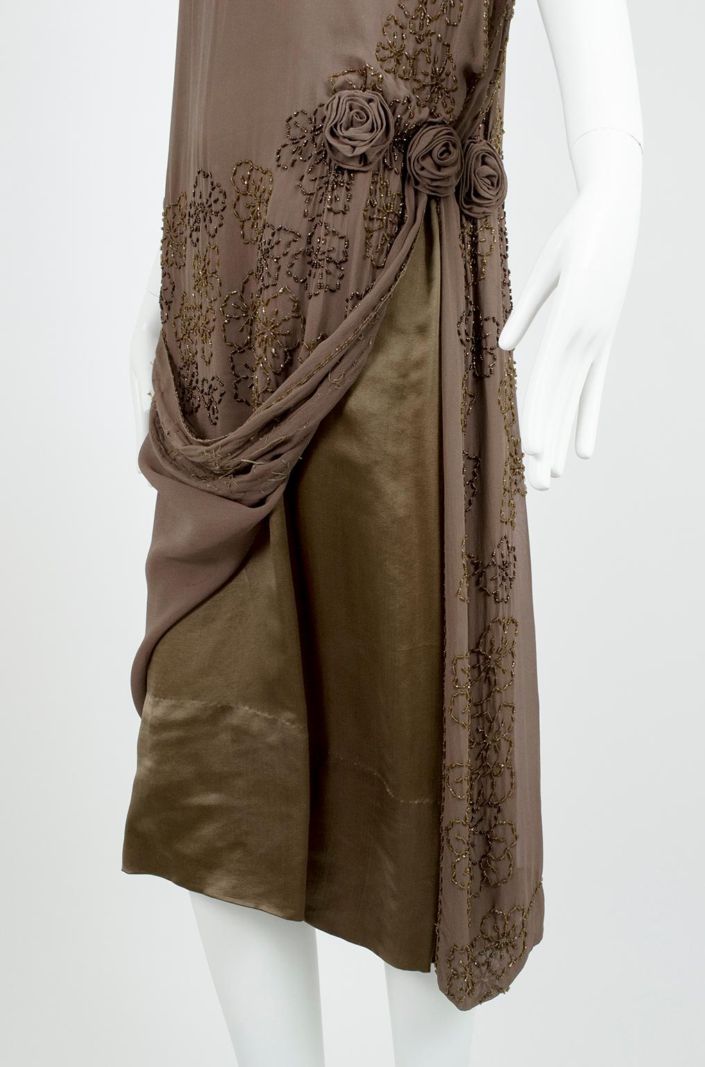 Olive Brown Split-Shoulder Tabard Flapper Dress with Hip Rosettes – S, 1920s For Sale 8