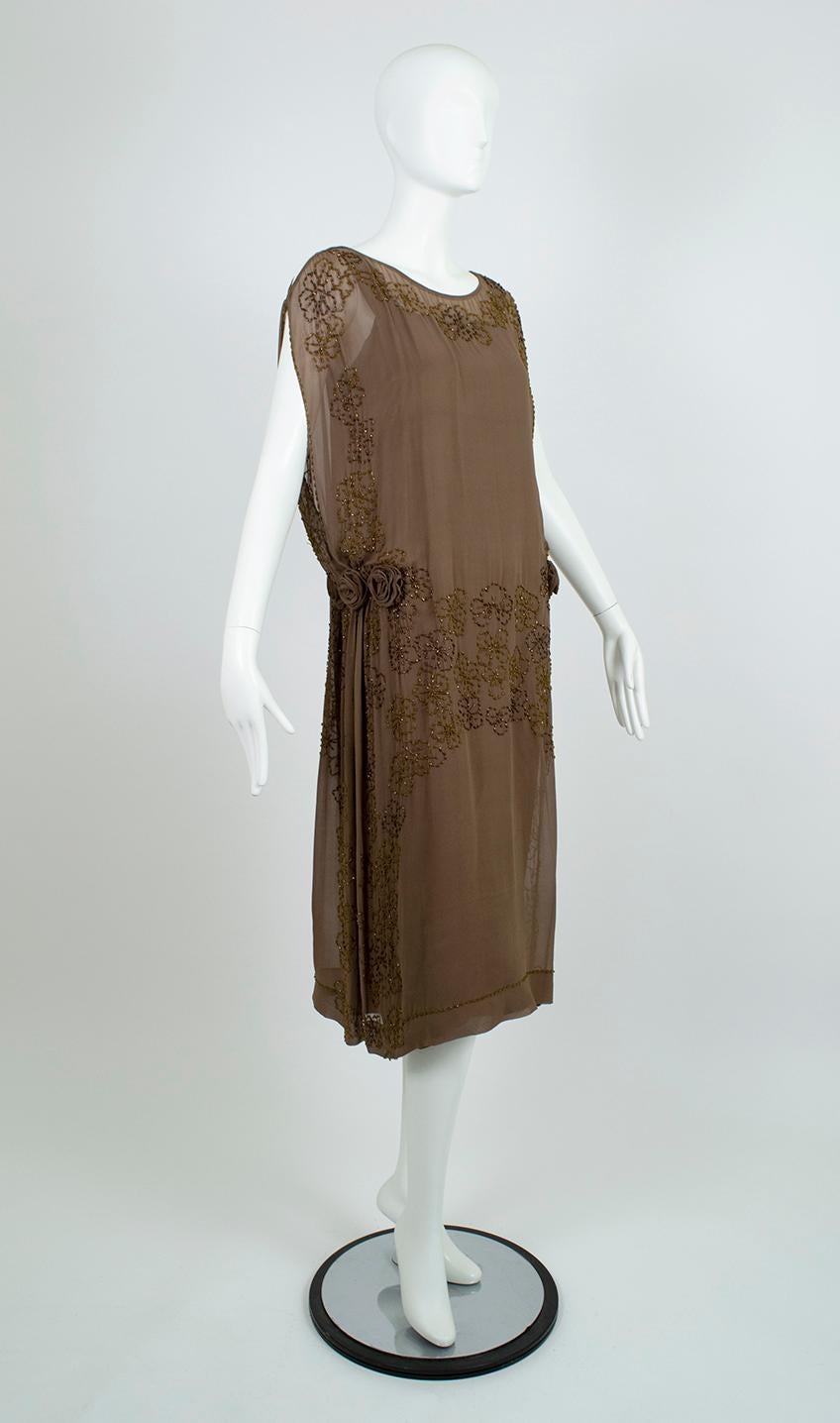 Marron Robe de soirée marron olive à épaules fendues et dénudées avec rosettes sur les hanches, taille S, années 1920 en vente