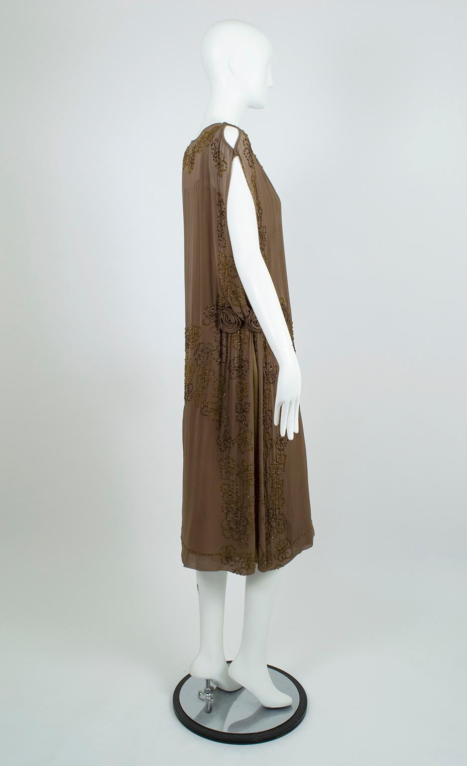 Robe de soirée marron olive à épaules fendues et dénudées avec rosettes sur les hanches, taille S, années 1920 Bon état - En vente à Tucson, AZ