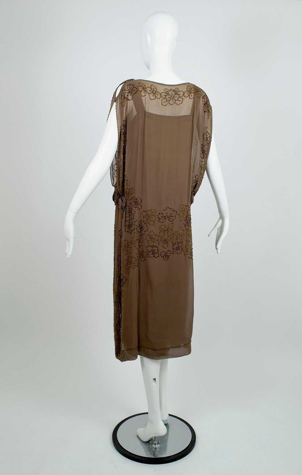 Robe de soirée marron olive à épaules fendues et dénudées avec rosettes sur les hanches, taille S, années 1920 Pour femmes en vente