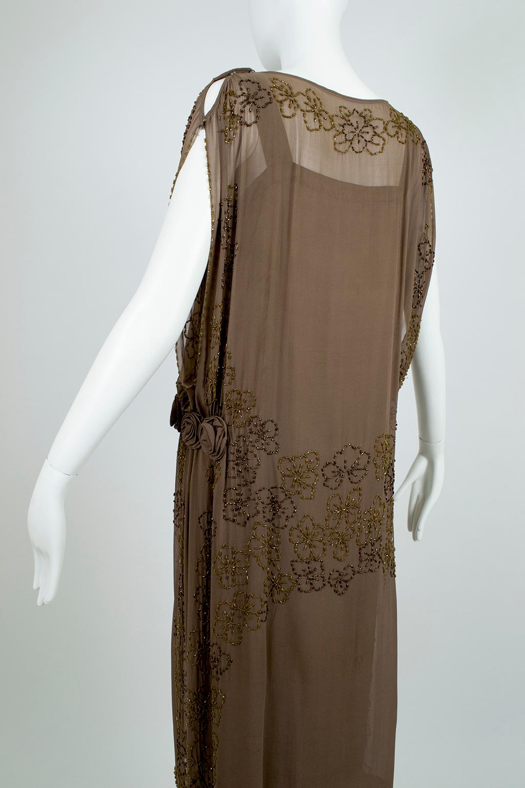 Olive Brown Split-Shoulder Tabard Flapper Dress with Hip Rosettes – S, 1920s In Good Condition For Sale In Tucson, AZ